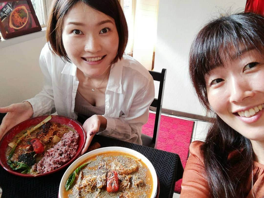 村田千鶴さんのインスタグラム写真 - (村田千鶴Instagram)「広島のスープカレーのお店【す～ぷ】に行ったよ🍴 . . この前のトークライブでお客さんに教えていただいたお店です。 ありがとうございます🙇 . . 『食べる前に笑顔で写真撮らない！』宣言してたのに撮る二人。 . ここは撮っといてよかった😆 . . 思ってたのと違うタイプのスープカレーでちょっとドロッとしとったよ。 トマトの酸味とスパイスの辛さがマッチして . . このみ～！！！←久しぶりの登場 . . 大好きなグリーンカレーもあったけんもちろん注文。 . 上に乗っとる野菜がめちゃくちゃ美味しかった🍆 . . ガラムマサラで味も調整できるよ！ . . 店内がお洒落だったのでお洒落写真を . おぎぃの自撮りするときのテクニックがひかっております。(グラスで後ろのお客さん隠す) . . みなさんも是非～ . . #このみ #村田千鶴 #おぎたともこ #広島 #広島出身広島在住女芸人 #女芸人 . . #スープカレー #牛田 #広島ランチ #広島ご飯 . . . #常連さんがめちゃくちゃ話しかけてくる #常連さんがカレーの感想聞いてくるタイプの店 #常連さんが食べとるとこ見てくるけん気をつけて」10月27日 20時45分 - muratachizuru