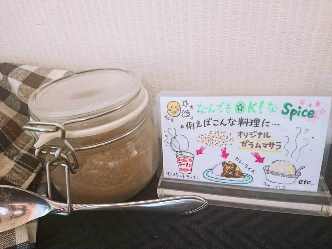 村田千鶴さんのインスタグラム写真 - (村田千鶴Instagram)「広島のスープカレーのお店【す～ぷ】に行ったよ🍴 . . この前のトークライブでお客さんに教えていただいたお店です。 ありがとうございます🙇 . . 『食べる前に笑顔で写真撮らない！』宣言してたのに撮る二人。 . ここは撮っといてよかった😆 . . 思ってたのと違うタイプのスープカレーでちょっとドロッとしとったよ。 トマトの酸味とスパイスの辛さがマッチして . . このみ～！！！←久しぶりの登場 . . 大好きなグリーンカレーもあったけんもちろん注文。 . 上に乗っとる野菜がめちゃくちゃ美味しかった🍆 . . ガラムマサラで味も調整できるよ！ . . 店内がお洒落だったのでお洒落写真を . おぎぃの自撮りするときのテクニックがひかっております。(グラスで後ろのお客さん隠す) . . みなさんも是非～ . . #このみ #村田千鶴 #おぎたともこ #広島 #広島出身広島在住女芸人 #女芸人 . . #スープカレー #牛田 #広島ランチ #広島ご飯 . . . #常連さんがめちゃくちゃ話しかけてくる #常連さんがカレーの感想聞いてくるタイプの店 #常連さんが食べとるとこ見てくるけん気をつけて」10月27日 20時45分 - muratachizuru