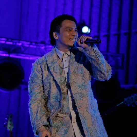 のインスタグラム：「先日のさかいゆうさんのライブにて、ゲスト出演のKREVAさんに20SSのスリーピースをご着用いただきました。ありがとうございます！ #meagratia #kreva #さかいゆう」