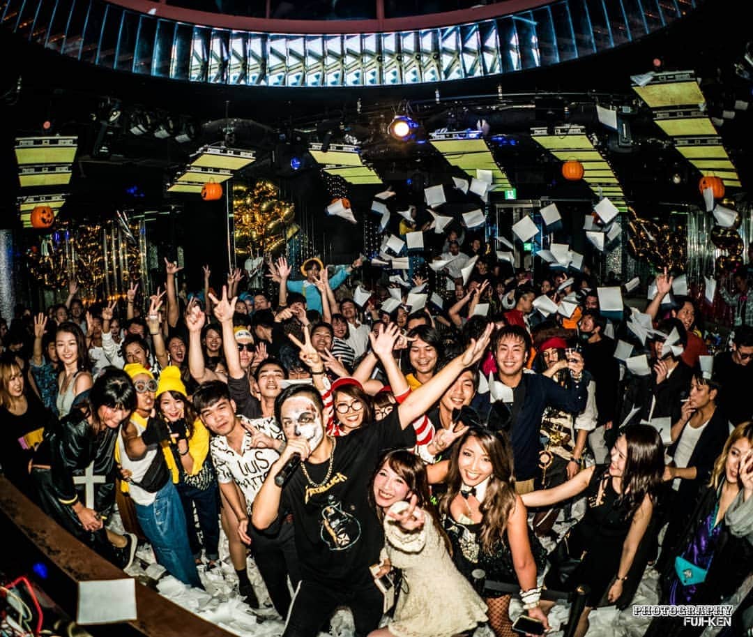 DJ DAIKI（若林大輝）さんのインスタグラム写真 - (DJ DAIKI（若林大輝）Instagram)「Happy Halloween 🎃🎉🎃🎉🎃🎉 . ハロウィンパーティー楽しすぎた🔥 DJでたくさん盛り上がっていただき ありがとうございました😊😊😊 みんなのノリ最高👏✨ . 31日のハロウィン本番も 楽しんで行きましょー🎶」10月27日 20時55分 - daiki.wakabayashi