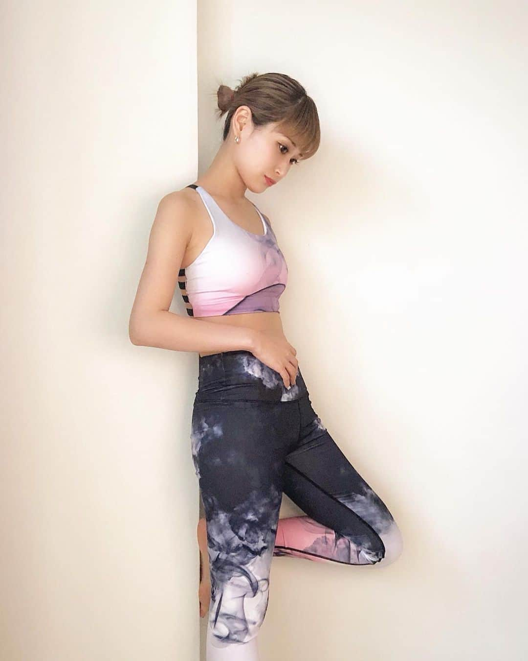 都築青空さんのインスタグラム写真 - (都築青空Instagram)「new yoga wear🧘‍♀️ @lavia_sport . . 1〜2年くらい辞めてたんだけど 再びホットヨガを再開！ 最近は週1〜2でヨガしてます🐈💓 やっぱりヨガはメンタルにいいね〜 スマホと離れる時間っていうのも大切😌😌 . #laviasport #ラヴィアスポーツ #LAVIA  #trainingwear #gymwear #runningwear #yogawea #training #gym #yoga #running #fashio #import #スポーツウェア #トレーニングウェア #ジムウェア #ヨガ #ヨガウェア #インポート #フィットネス #ヨガレッスン #ヨガジョ #ヨガのある暮らし #ヨギーニ #ヨガ好き #ヨガ好きな人と繋がりたい」10月27日 20時55分 - aozora723