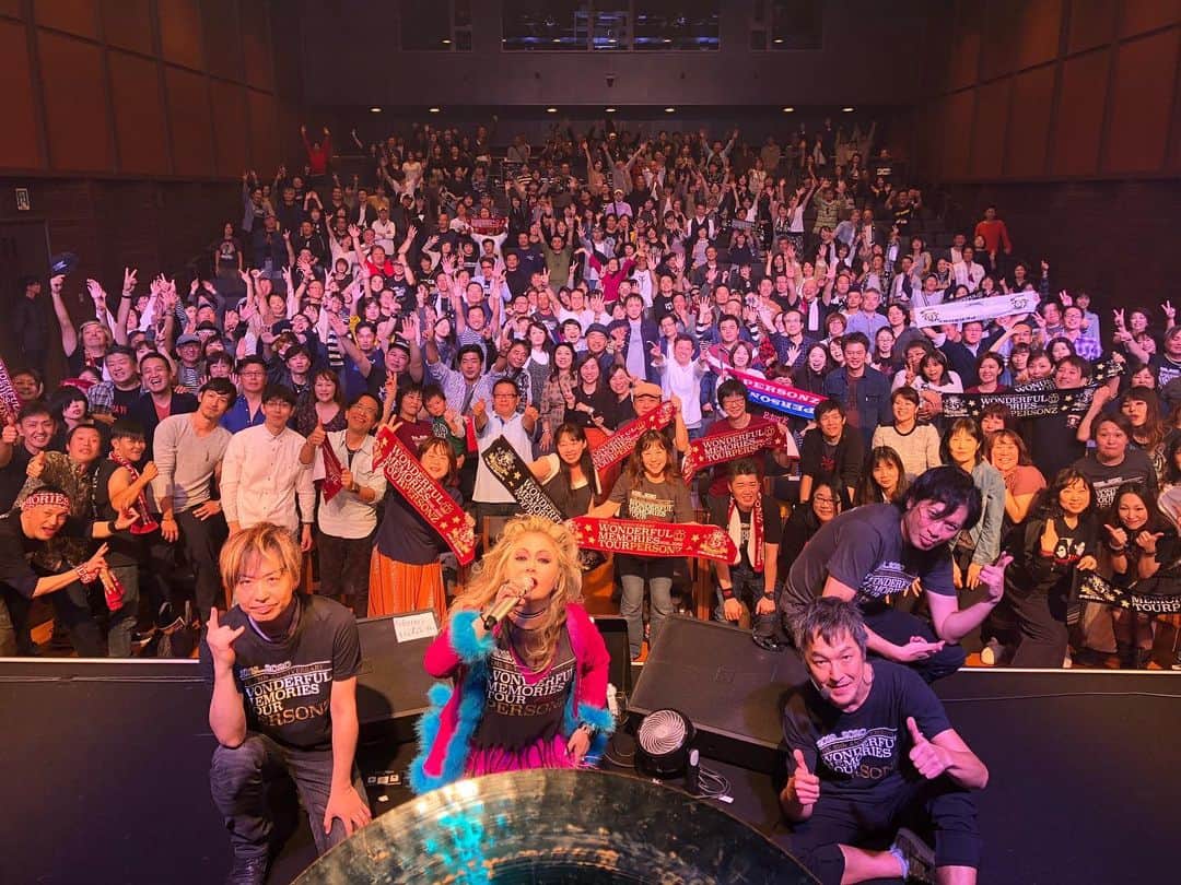 のインスタグラム：「WONDERFUL MEMORIES TOUR MIRE‼️大千秋楽💪  最高❣️ 福岡、ついにトリプルアンコールでた‼️ このツアーに参加してくれた方々、ありがとう💕感謝します🙏  #201910227 #10月27日福岡電気ビルみらいホール #ワンダフルメモリーズツアファイナル　#wonderfulmemoriestourfinal  #詳細はオフィシャルサイトpersonznet #personz  #jillpersonz @jillpersonz photobymoo」