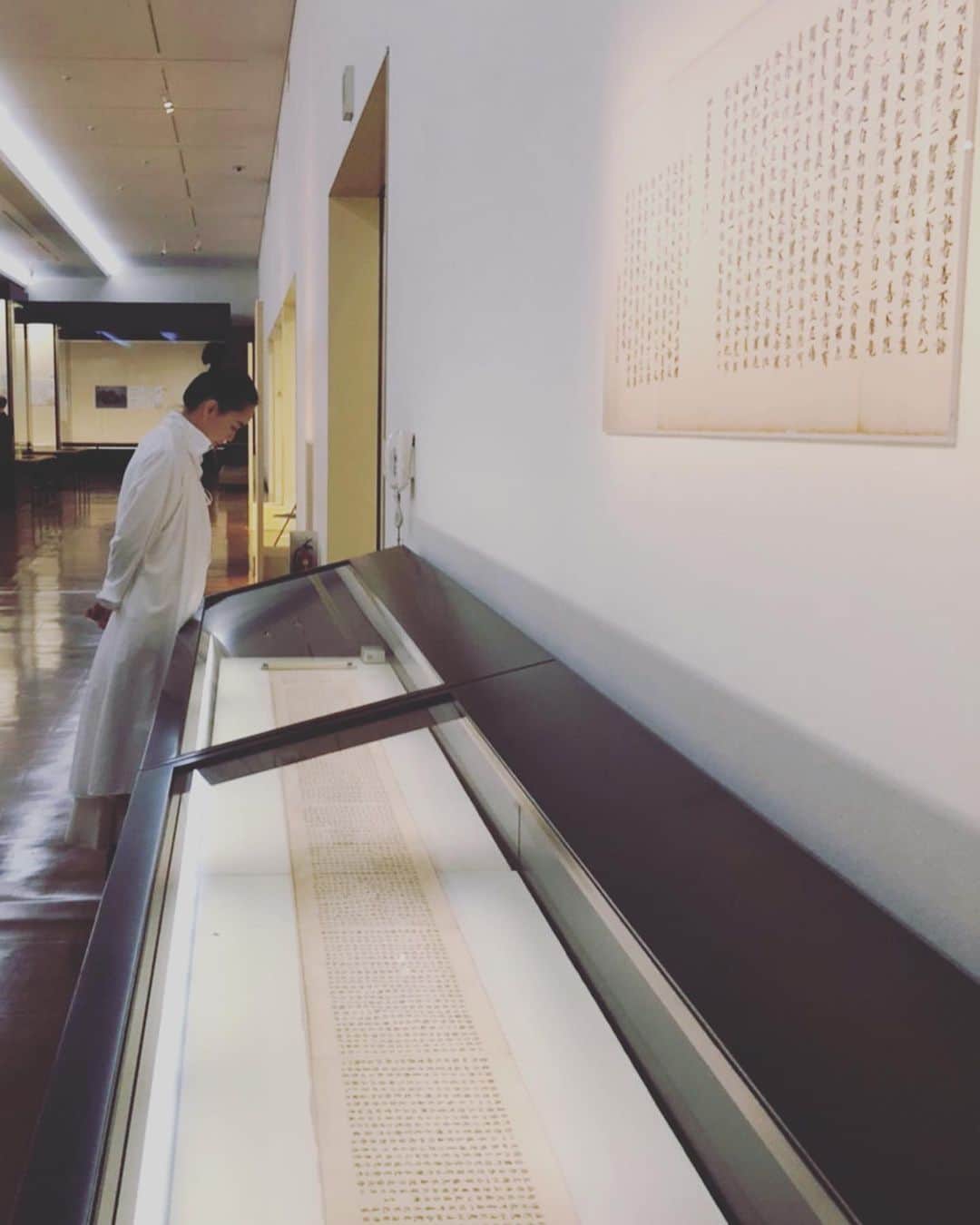 のインスタグラム：「正倉院展、始まってます✨  開催前の内覧会にて、ゆっくり鑑賞させていただきました。 1300年前のモノがこの様に遺っていて、それに出逢える不思議…そして感動。 このようなモノに触れて、自身の表現を見つめ直せる奈良という場所が、とてつもなく愛おしいと想います。  The 71st Annual Exhibition of Shoso-in has been started. Before opening the exhibition, I look that taking a time. That's still existing since 1300 years ago. Then I encounter to them it's wonderful and touching me. I am feeling with them and take a look about my expression. It's adorable place in my home town in Nara.  #nara #shoso-in #奈良 #聖武天皇さま #光明皇后さま #尊い」