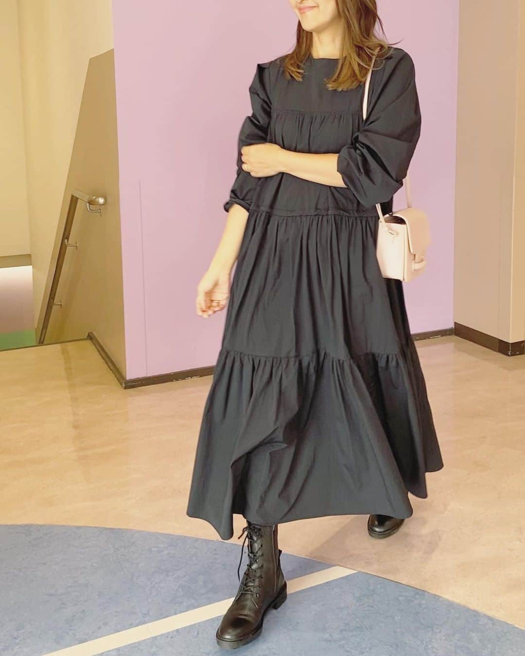 のインスタグラム：「今日は子供達と近所のスタバから始まった日曜日…☕ 楽ちんなワンピース、と思ったら久々に全身ブラックだった♥ 久々といえば、髪を結ばないのも… ザラで見つけたブーツを初下ろししました😊 * Dress: #storynine @storynine_jp  Boots: #zara Bag: #vasic #vasicnewyork  #fashion #cordinate #ottd #ザラ #ママコーデ #blackdress #ブラックコーデ」