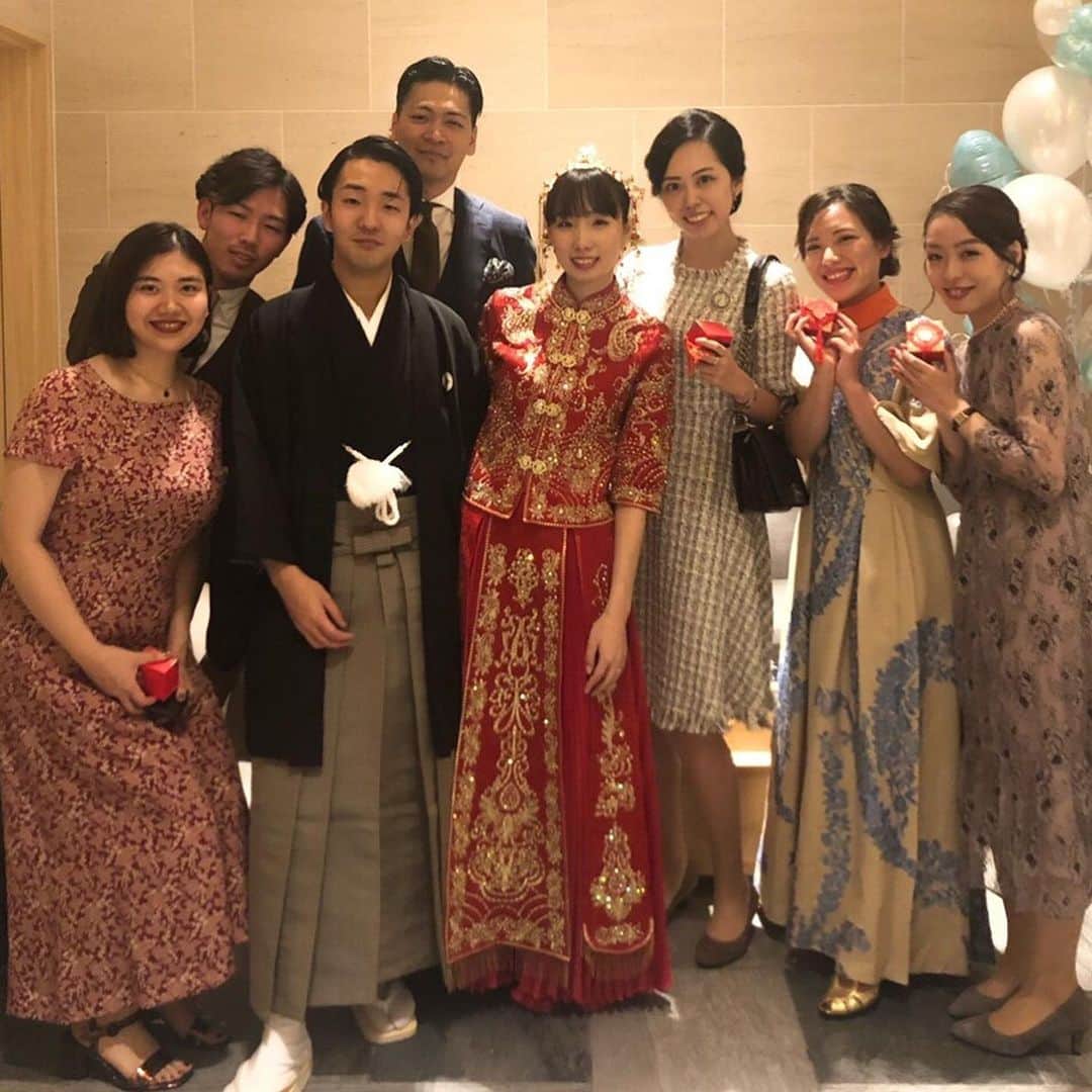 Ryoko Negishiのインスタグラム：「ずっと楽しみにしてた2人の結婚式💍﻿ ﻿ 大好きな2人が家族になるのってほんと素晴らしい、と思ってたら扉開いた瞬間大号泣しちゃった﻿ ﻿ 幹事をさせてもらった二次会は、大地たかつぐ司会の2人のおかげでうまくいって学生時代の友達にもたくさん会えて最高の1日だった﻿ ﻿ ほんっと末永くお幸せに🤤🌹 チルサンダーTは追加生産します」