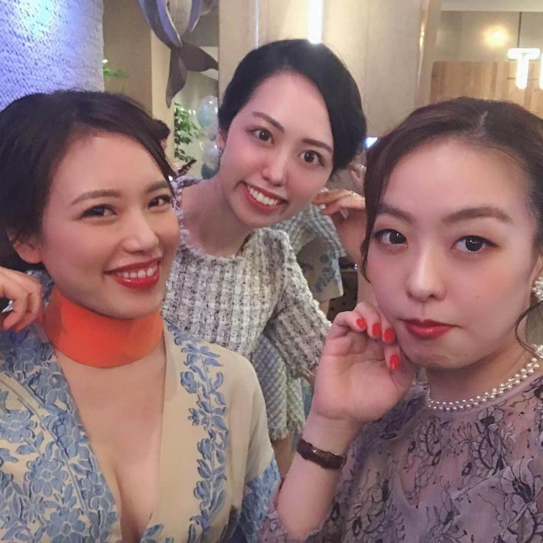 Ryoko Negishiさんのインスタグラム写真 - (Ryoko NegishiInstagram)「ずっと楽しみにしてた2人の結婚式💍﻿ ﻿ 大好きな2人が家族になるのってほんと素晴らしい、と思ってたら扉開いた瞬間大号泣しちゃった﻿ ﻿ 幹事をさせてもらった二次会は、大地たかつぐ司会の2人のおかげでうまくいって学生時代の友達にもたくさん会えて最高の1日だった﻿ ﻿ ほんっと末永くお幸せに🤤🌹 チルサンダーTは追加生産します」10月27日 21時08分 - ryokisss