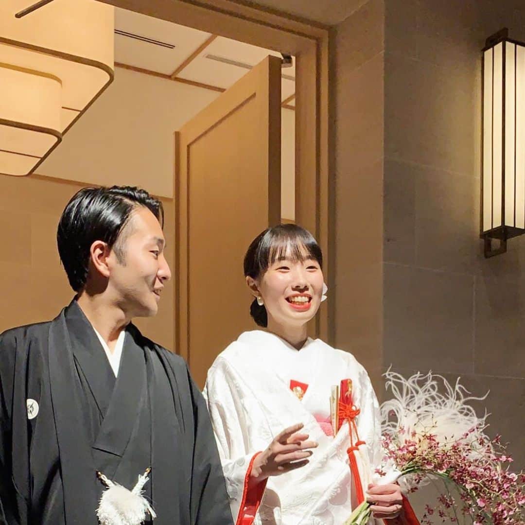 Ryoko Negishiさんのインスタグラム写真 - (Ryoko NegishiInstagram)「ずっと楽しみにしてた2人の結婚式💍﻿ ﻿ 大好きな2人が家族になるのってほんと素晴らしい、と思ってたら扉開いた瞬間大号泣しちゃった﻿ ﻿ 幹事をさせてもらった二次会は、大地たかつぐ司会の2人のおかげでうまくいって学生時代の友達にもたくさん会えて最高の1日だった﻿ ﻿ ほんっと末永くお幸せに🤤🌹 チルサンダーTは追加生産します」10月27日 21時08分 - ryokisss