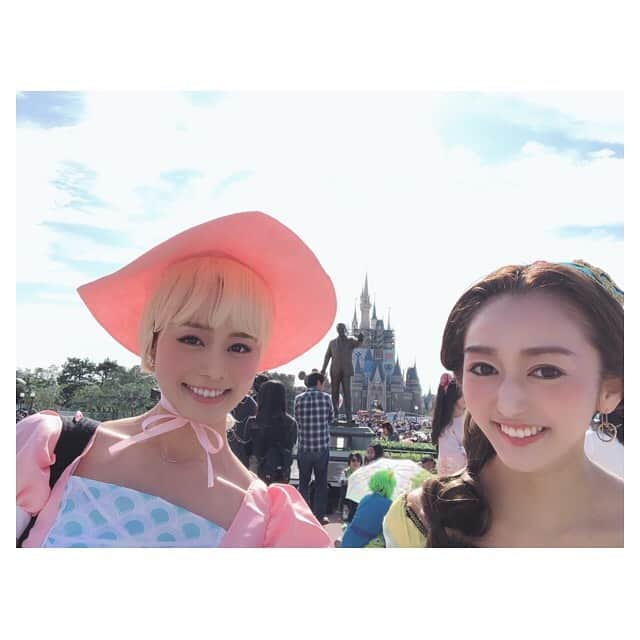 早乙女わかばさんのインスタグラム写真 - (早乙女わかばInstagram)「.﻿ 🎃Happy Halloween🎃﻿ 👻in Disney  Land👻﻿ ﻿ なつと仮装して、ハロウィンを思い切り楽しんできました😆💕✨﻿ ﻿ ボーピープーに扮したなつ🌷﻿ ジャスミンに扮した私🧞‍♀️﻿ ﻿ この扮装で乗り物も乗りました😚✨﻿ ジャスミンとボーピープーが乗り物に乗る姿…﻿ 誰かに撮ってもらいたかった😂﻿ ﻿ 一度は、やってみたかったDハロ❤️﻿ やってみたら楽しいーーーー😆💕﻿ ﻿ なつと来年もやろうね😍と。﻿ ﻿ 職業柄、長年素敵なドレスを着続けて扮装し続けた訳ですが…やっぱり好きです❤️﻿ ジャスミンの衣装に似たのはドラゴンナイトのインドの場面🇮🇳かな😚✨﻿ ﻿ 楽しいハロウィンの思い出でした🎃💕﻿ ﻿ #ハロウィン﻿ #Dハロ﻿ #ジャスミン﻿ #ボーピープー﻿ #Disney﻿ #ディズニーランド﻿ #パンプキンチュロス」10月27日 21時07分 - s_wakaba.94