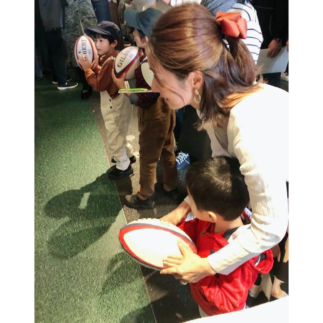 Mayuko Watanabe 渡辺真由子さんのインスタグラム写真 - (Mayuko Watanabe 渡辺真由子Instagram)「東京水道局主催のイベントに家族で参加してきました☺️💕 東京水道水を試飲できたり、ラグビーストラックアウトクイズやパネルクイズがあり、ブースを回ると最後にマイボトルのプレゼントがありました😄✨ 息子はマイボトルを頂いて嬉しかったようでずーっと1日自分で持ち歩いていました😆 ・ このイベントで知ったことは、【東京水は安全かつ高品質であること】！ また東京水をマイボトルに入れて毎日持ち歩くことで環境に優しくなれます😃 さらに1日1リットル飲んだとしても年間70円しかかからないので家計にも優しいエコでスマートなライフスタイルになります♫♫ 知らなかったのですが、冷たい東京水を給水できるスポットがなんと都内に700箇所もあるそうです！！😄 ・ 海の環境を守るにはプラスチックゴミを減らすことが大切です✨ このイベントに参加して色んなことが学べました😊👍 未来の地球のために、私は私ができることを微力ですが頑張りたいと思います👍 #東京水#マイボトル#東京スマイルボトルプロジェクト#スマボ#mamagirl#ママ#mama#pr」10月27日 21時00分 - watanabe_mayuko