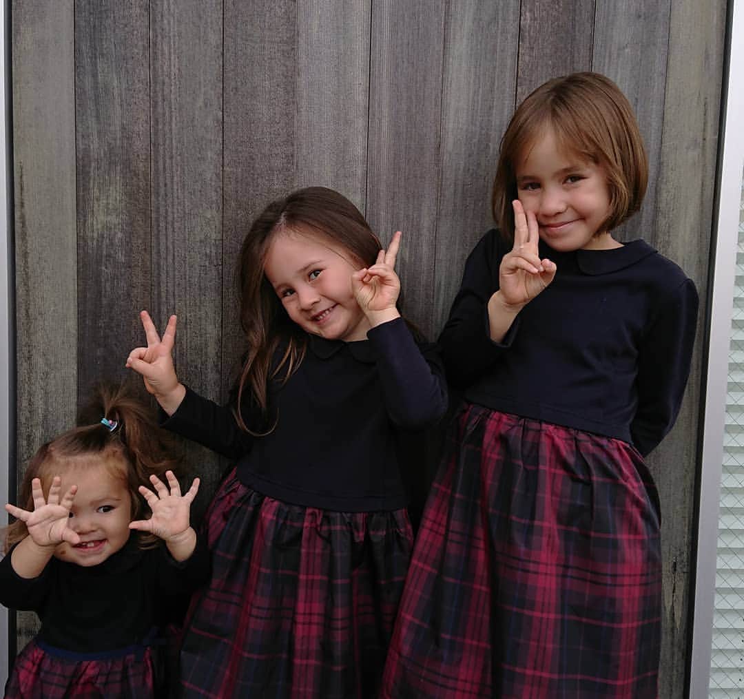 ピーチフラワーのインスタグラム：「・ ヘアカット! ・ Momoはさらに短くしてみました。 Hanaはまだまだ長くしたいので毛先をきれいにしてもらいました。 ・ ガールズはシャンプーしてもらうのがいちばん大好きです🍀😌🍀」
