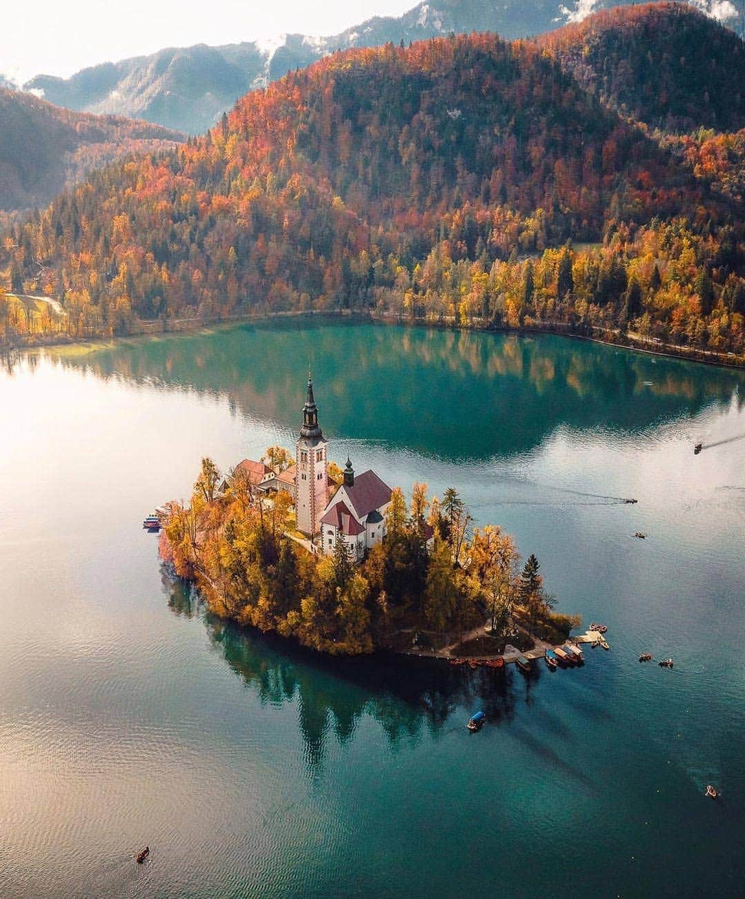 BEAUTIFUL DESTINATIONSさんのインスタグラム写真 - (BEAUTIFUL DESTINATIONSInstagram)「Park your boat at Bled Island, then head right up to the church to pull the 'wishing bell.' Legend has it that pulling it will bring you good luck! Just remember- one wish per person!🍀🔔 (📷: @davide.anzimanni📍: Bled, Slovenia)」10月27日 21時02分 - beautifuldestinations