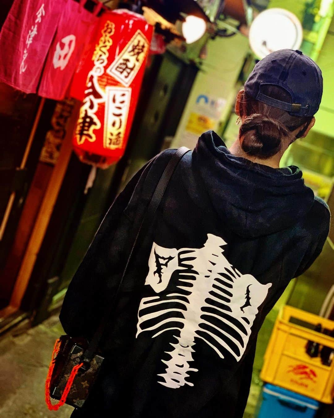 菅又菜摘（ナツ）さんのインスタグラム写真 - (菅又菜摘（ナツ）Instagram)「tokio🏮🍶 @p.i_official #newarrivals #hoodie #outfit #ootd #code #street #fashion #pi_official #streetfashion #streetstyle #nonbeiyokocho #shibuya #tokyo #kogenatsu #焦げNATSU #こげなつ」10月27日 21時08分 - kogenatsu920