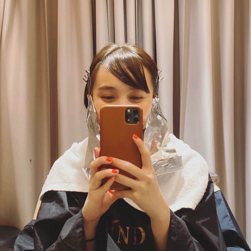百田夏菜子さんのインスタグラム写真 - (百田夏菜子Instagram)「髪の毛結んだ時に、こめかみの所の後毛をよく出すからね、そこだけ違う色で染めてもらった！完全に自己満足だけど、とてつもなくテンション上がってます。 ・ #自己満 #染めてる時宇宙人みたいでした」10月27日 21時10分 - kanakomomota_official