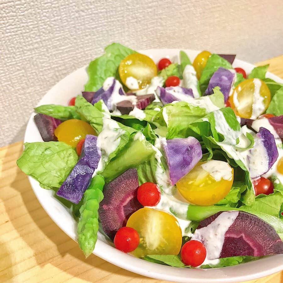 布川桃花さんのインスタグラム写真 - (布川桃花Instagram)「前回載せた、HACARIで買った 野菜たちを全て使って献立立てたよ🍳 . 素材が良いから作ったってほどのメニューじゃないけど😂 . 紫色のじゃがいもシャドークイーンは オススメされた素揚げでポテトフライに 小松菜は卵とツナの炒め物とお味噌汁に。 . 残りの野菜は新鮮だから全てサラダにして ロメインレタスと相性の良い 自家製シーザードレッシングをかけて食べました🤤 . 中でも珍しいのは紫人参🥕 普通の人参より栄養価が高くて アントシアニンと呼ばれる紫色の色素は 強い抗酸化作用を持っているから がんや動脈硬化の予防にも役立つみたい✔︎ 他にもアンチエイジング、眼精疲労予防にも効果的◎ . シャドークイーンも紫人参も色味的に ハロウィンの料理にも向いてるかも👻 . #HACARI #野菜 #オーガニック」10月27日 21時10分 - momoka_fukawa