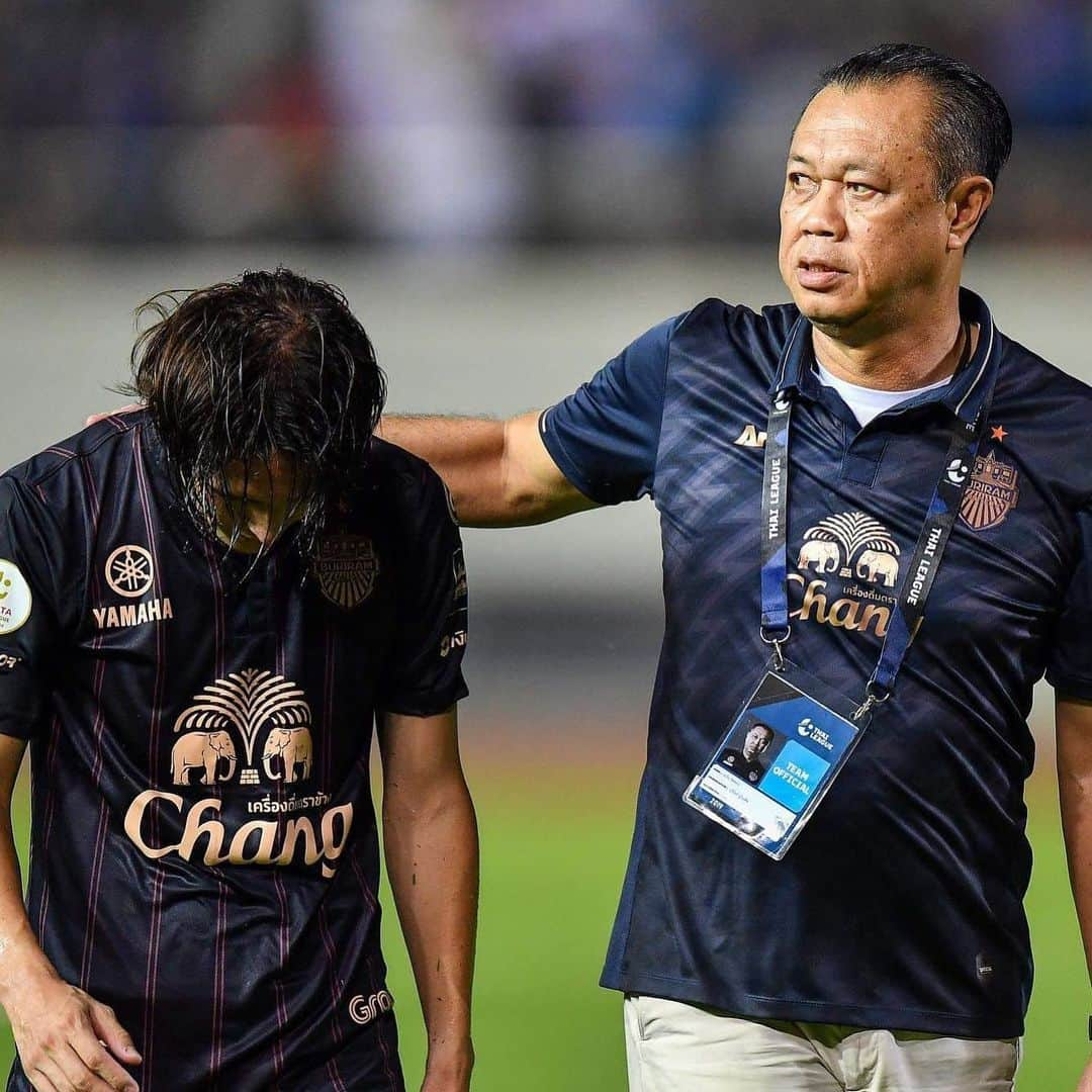 細貝萌さんのインスタグラム写真 - (細貝萌Instagram)「Dear Buriram fans and supporters,  The 2019 season finished last night.  I’m very disappointed that we could not achieve any titles this season (Thai league, League cup, FA cup) in spite of your great support. I would like to express my sincere appreciation to all of you.  I guarantee you to play better than this year next season.  Let’s win all titles together in 2020!!!---------------------------------------------------------------------------------------------------ถึงบุรีรัมย์แฟน  ฤดูกาล 2019 จบลงแล้วเมื่อคืน  ผมผิดหวังที่ เราไม่ได้แชมป์ ไทยลีกและเอฟเอคัพ แต่พวกคุณสนับสนุนได้อย่างดีเยี่ยม  ผมอยากจะการันตีว่า เราจะเล่นได้ดีกว่านี้ปีหน้า  เราจะเป็นแชมป์ด้วยกันทุกแชมป์ ปี 2020!!! #buriramunited#buriram#gu12」10月27日 21時17分 - hajime_hosogai_official