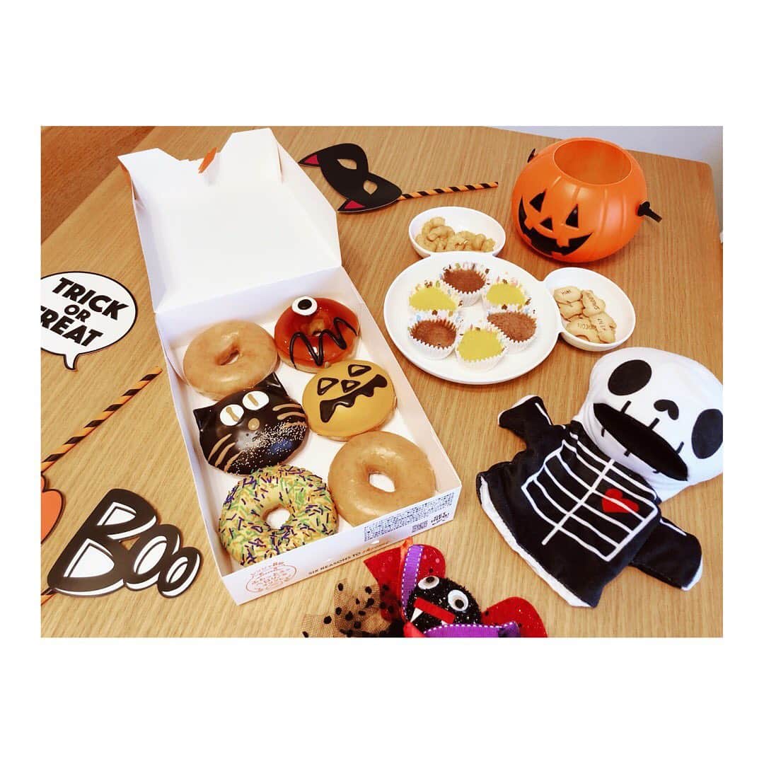 のインスタグラム：「毎年可愛くて裏切らない😍🍩🎃 #ハロウィンパーティー #ハロウィンホームパーティー #halloweenparty #halloweenhomeparty #krispykremedoughnuts #morterharvest #クリスピークリームドーナツ #ハロウィン限定　#毎年購入」