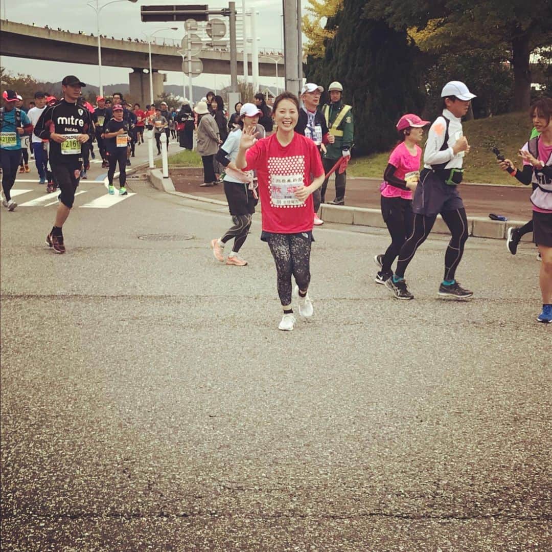 のインスタグラム：「富山マラソン完走しました！  途中何度も諦めようと思ったけれど、こんな私でも走りきれました。みんなが声をかけてくれたからです(´；ω；`) ひとつひとつのことに感謝をして生きていこうと思った日でした。 明日会社行けるかな…  #富山マラソン2019 #富山マラソン #汗だく#完走」