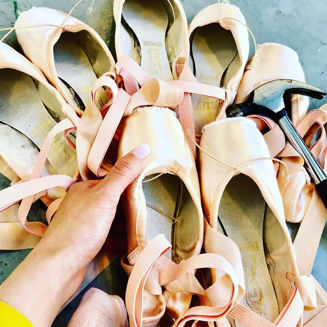 倉永美沙さんのインスタグラム写真 - (倉永美沙Instagram)「Preparing my shoes wherever I go 🔨 いつでもどこでもシューズの準備　#ballet #ballerina #ballerinalife #happy #happiness #dance #art #幸せ #バレエ #バレリーナ #rehearsal #travellife #work #wroldtraveler #travellife #fly #pointeshoes」10月27日 21時26分 - misakuranaga