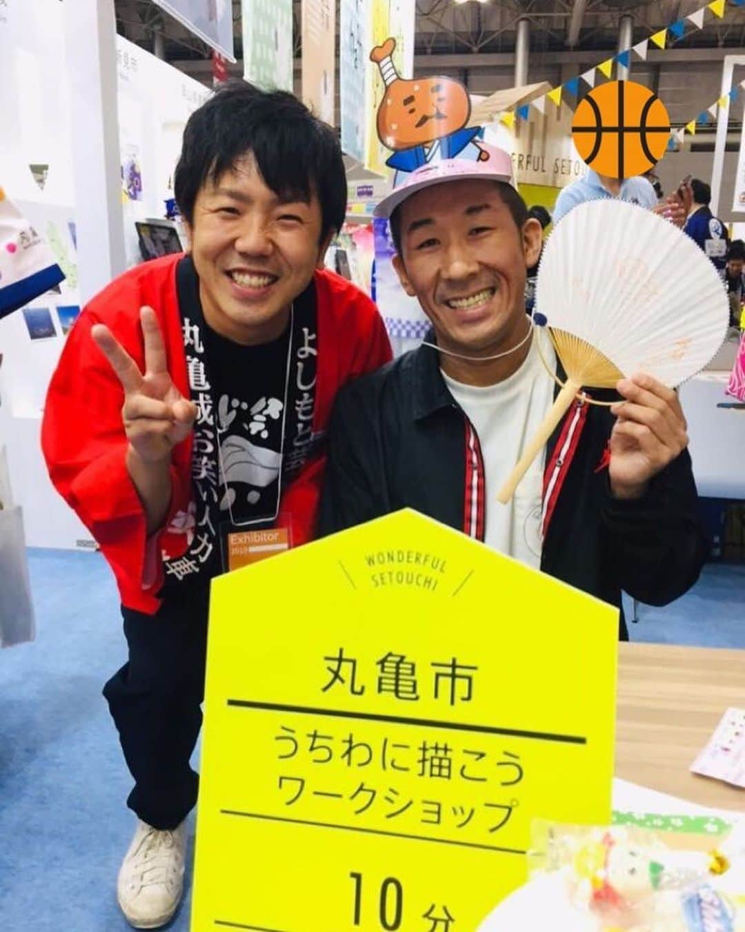 梶剛さんのインスタグラム写真 - (梶剛Instagram)「ツーリズムEXPOジャパン٩( ᐛ )و ‎麒麟の田村さん来てくれたぁ٩( ᐛ )و ‎丸亀市のブースでうちわ作ってくれた٩( ᐛ )و ‎ハッキリとバスケって描くんだなぁ٩( ᐛ )و  #香川県 #丸亀市 #うちわ #瀬戸内海 #setouchi」10月27日 21時27分 - kajitsuyoshi