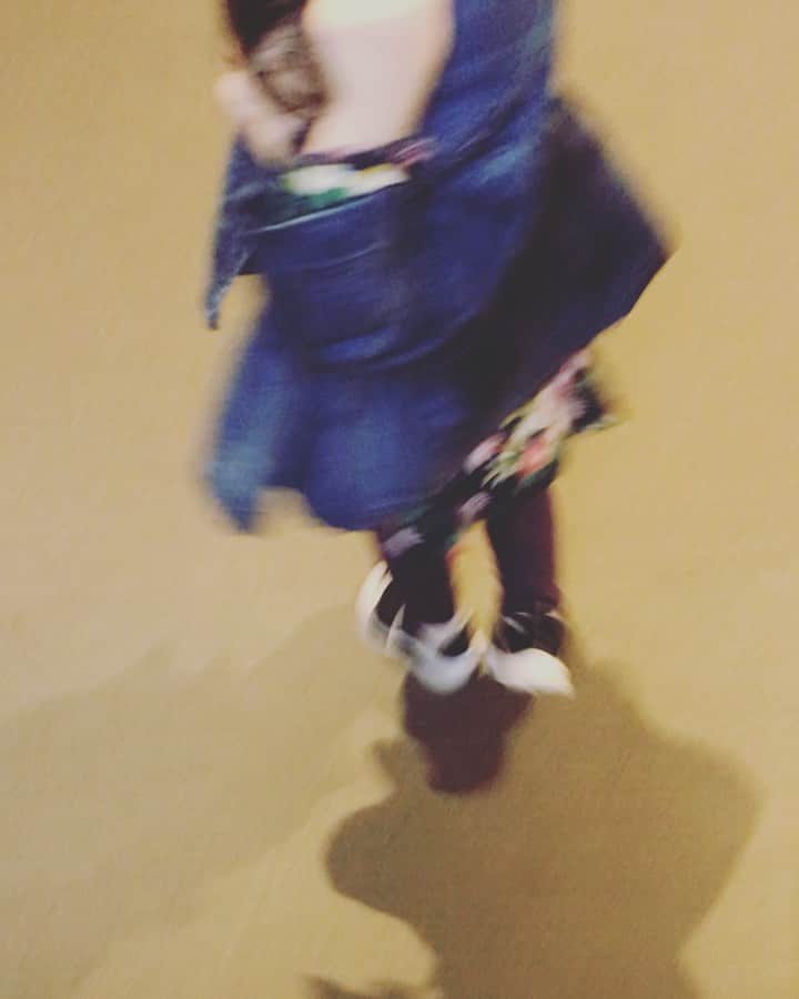 Yuka Maeda ::manicurelistのインスタグラム：「保育園で ちびまる子ちゃんのはまじを教えてもらってたから それかと思ったらまさかの😳  雨の日傘がなくて濡れて帰った☔️ 楽しかったあの日（笑）  服を顔なしのように伸ばして 頭を覆い、さんざん濡れた後に隠す人（笑）  大阪市北区 梅田.中崎町.駅から徒歩7分🚶‍♀️ CADENAS nail eyelash  マツエクアカウント @cadenaseyelash LINE:@ cadenas 🆔検索🙋‍♀️ tel:06-4792-8617. cadenas.nail@gmail.com. .  #instalike #instadaily #instamood #instalove #instafashion #igresjp #nails #ママリ#2歳児  #nailswag #japanesenailart #gelnailart #nailartist #repost #instanails  #親バカ部 #mama #fashion #ホットママタウン #おしゃれな人と繋がりたい #tbt #swag #幼児 #coordinate #photooftheday  #2歳 #ネイル好きな人と繋がりたい #girl」