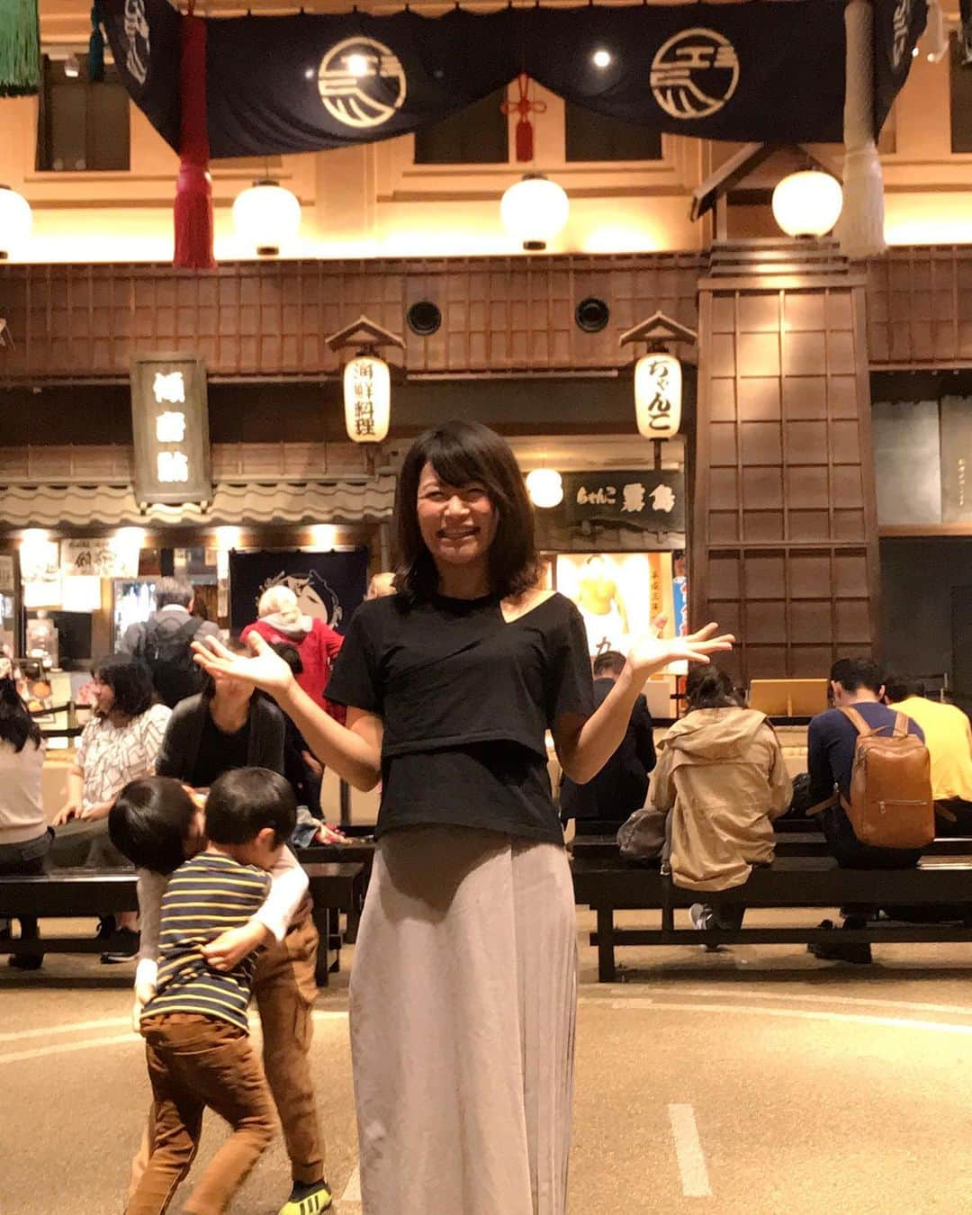 川村美保のインスタグラム：「さて今日は地元の同級生の落語を聴きに。 落語っていいですね😊 話し手として、とても勉強になります！ 立川志の輔さん6番弟子 立川志の太郎。 笑えます面白いです引き込まれます！ 皆さまお見知り置きを。 #落語#両国#後ろの子どもたち可愛すぎ#立川志の太郎#春風亭昇羊#地元は埼玉県#爆笑の太田さんと地元が一緒#高校も一緒#大学も真似したかったけど叶わず女子大へ」