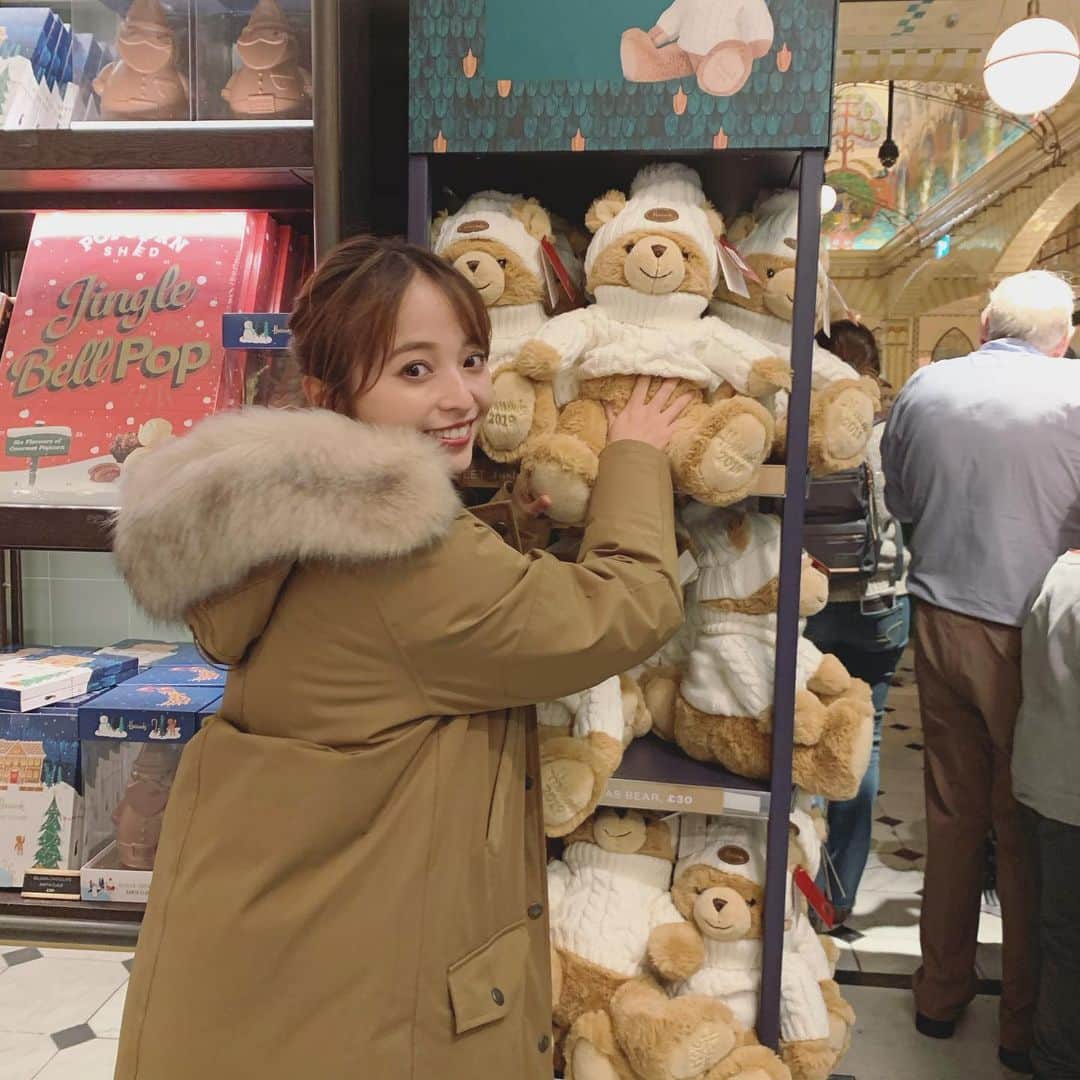 黒口那津のインスタグラム：「ハロッズのくまちゃん🧸💓 ・ すでにロンドンはクリスマスムードがあって至る所でアドベントカレンダー売ってた✨ ・ 日本もそろそろクリスマスコフレの時期！！ 何を予約する？何に並ぶ？って考えたら去年は買えなくて、、 今年は早めに吟味してGETしよう💓💓💓 意外と免税に余ってたりするんだけどね🥺🥺🥺 そっちも狙いに行きたいと思います🥺笑 盗難防止のためにコートの中に鞄入れてるから変な膨らみ気にしないで〜🙇‍♀️笑 #ハロッズ #クリスマスベアー #ロンドン #london #christmas」