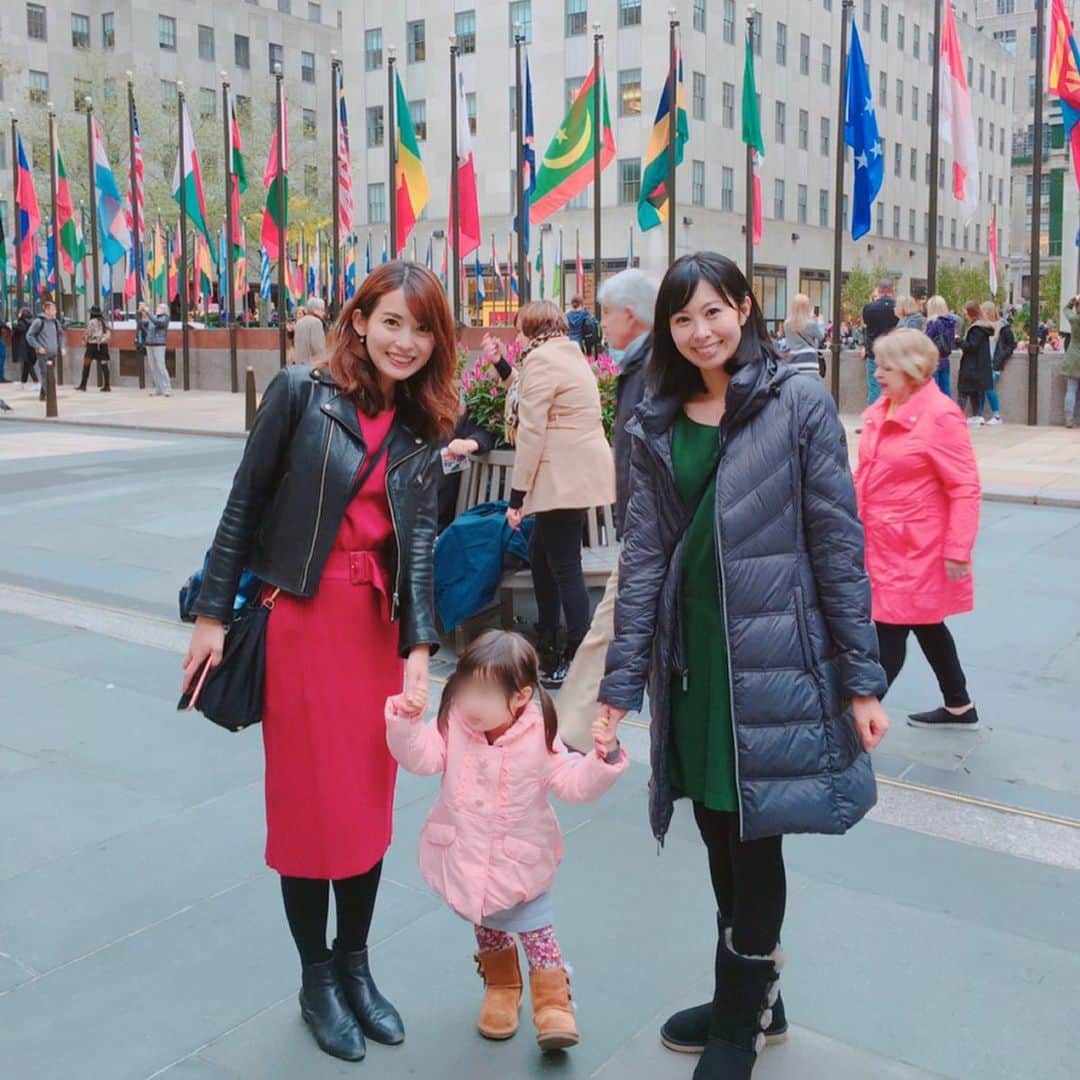 早川茉希さんのインスタグラム写真 - (早川茉希Instagram)「Welcome to NYC!!🗽 ・ 麗美ちゃんファミリーがポートランドからNYへ😍 ・ 家族旅行なのに、嬉しくて 連日付きまとう私🥺  老舗おもちゃ屋さんFAO Schwarzへ行ったり、 ブロードウェイのライオンキングを観たり 日本食や韓国料理を食べに行ったり💓  我が家にも泊まってくれて、 大好きな👧ちゃんとたっぷり遊べて 幸せな時間でした😽💖 お名前で呼んでくれるようになってますます可愛い🥺  ニューヨークに来た途端 毎月友達が遊びに来てくれて嬉しいな😍 今月、夫の友人含め３組我が家にお迎えしました🤗  来月も３組予定してるから楽しみだ🤭🎵 ・ #nyc #ny #rockfeller #faoschwarz #lionking #broadwaymusical #日本食 #WOKUNI #韓国料理 #Goannuri #ニューヨーク #ニューヨーク旅行 #ニューヨーク生活 #アメリカ暮らし #親友と再会 #素敵なお土産もありがとう #手作りお菓子美味しすぎた💓」10月28日 8時31分 - maki_hayakawa