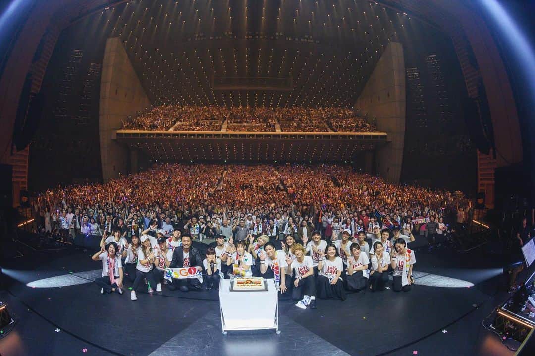 のインスタグラム：「Dimension HT vol.3からの倉木麻衣ツアーファイナル@国際フォーラム、そして昨日の14年振りの共演の結城アイラ@目黒BAJでのライヴ…そのどれもがとても気持ちの良い、想いの詰まった素敵なコンサートでした。いつまでも音楽が心を潤すチカラであり続けます様に。ご来場いただき本当にありがとうございました。  Happy birthday 麻衣ちゃん🥂🎂😊 62&63/19  #倉木麻衣 #結城アイラ #コンサート #音楽」