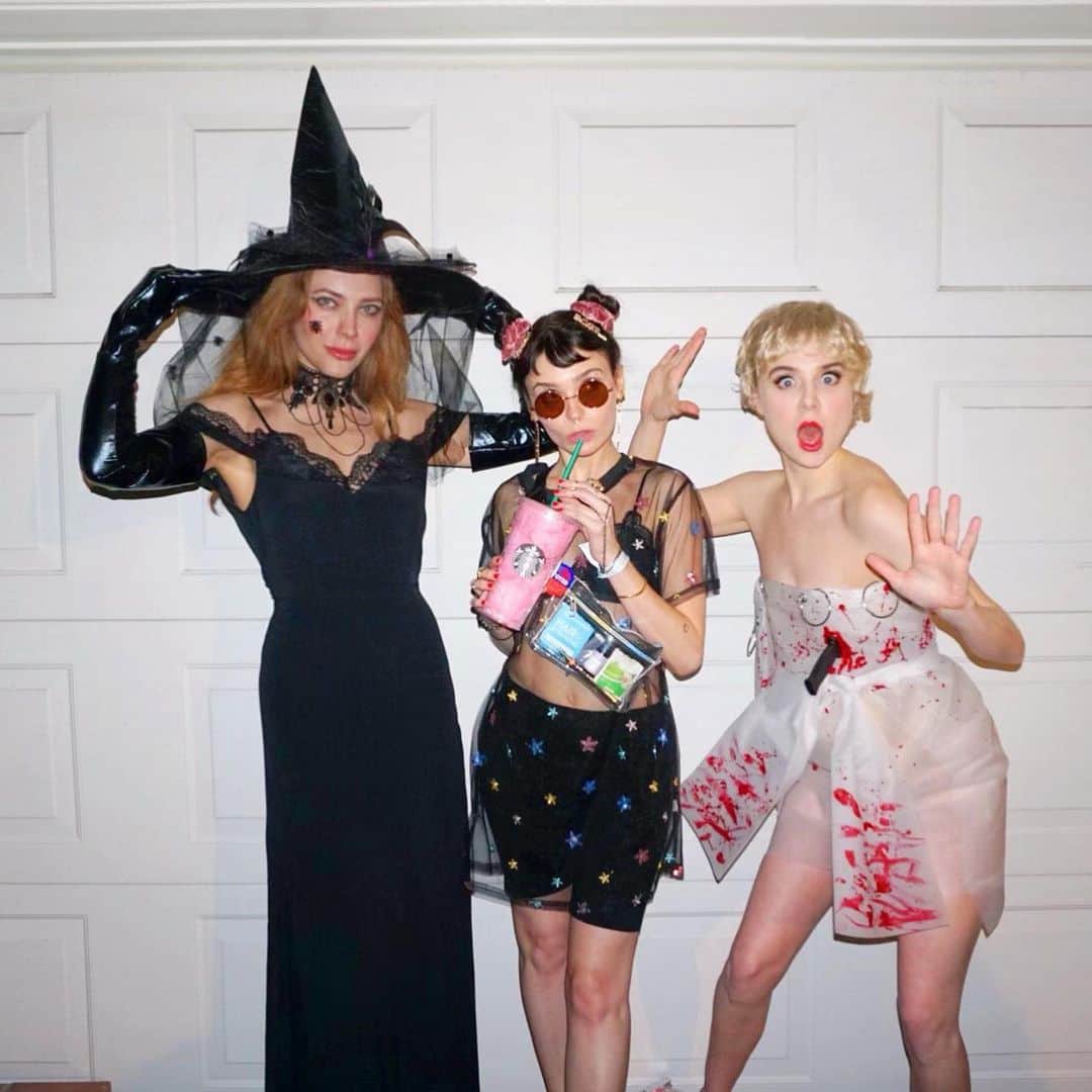 エレナ・サチンのインスタグラム：「Boo! 👻」