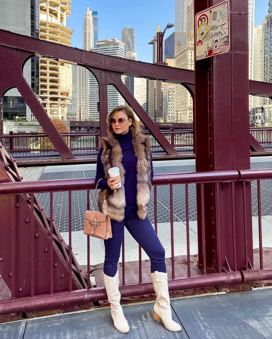 Anna Starodubtsevaさんのインスタグラム写真 - (Anna StarodubtsevaInstagram)「Americano with pumpkin spice cream and casual stroll through the streets of Chicago. What else do you need for the perfect Sunday? Oh yea, a photographer who makes great photos of you 🥰, seems like I got it all 😊, lucky me.  Have a great day my friends, stay warm and loved ❤️. ⠀ #Sunday #sundayfunday #chicago #lovechicago #autumnvibes🍁 #ootd #fashion #style ⠀」10月28日 7時17分 - anyastar