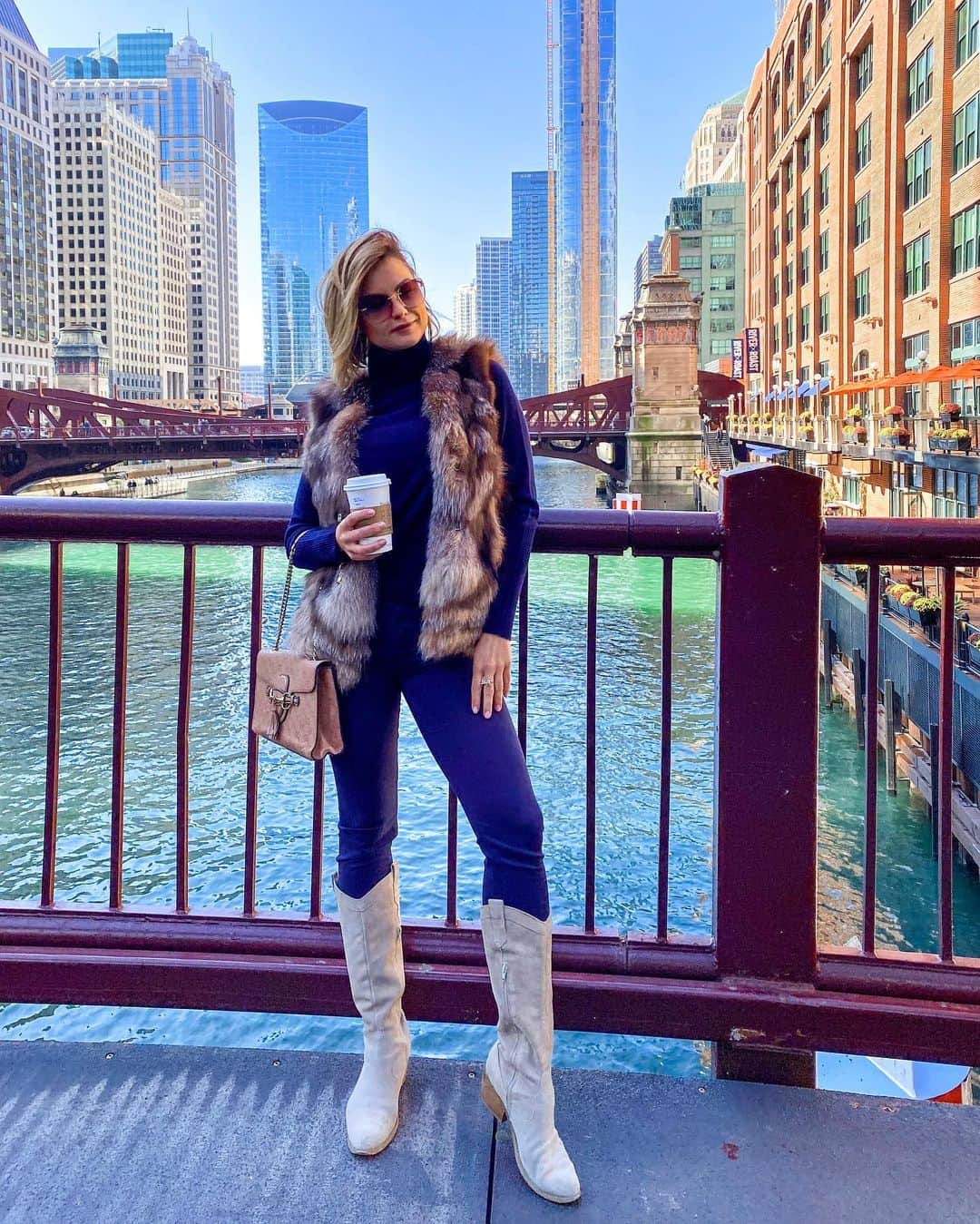 Anna Starodubtsevaさんのインスタグラム写真 - (Anna StarodubtsevaInstagram)「Americano with pumpkin spice cream and casual stroll through the streets of Chicago. What else do you need for the perfect Sunday? Oh yea, a photographer who makes great photos of you 🥰, seems like I got it all 😊, lucky me.  Have a great day my friends, stay warm and loved ❤️. ⠀ #Sunday #sundayfunday #chicago #lovechicago #autumnvibes🍁 #ootd #fashion #style ⠀」10月28日 7時17分 - anyastar