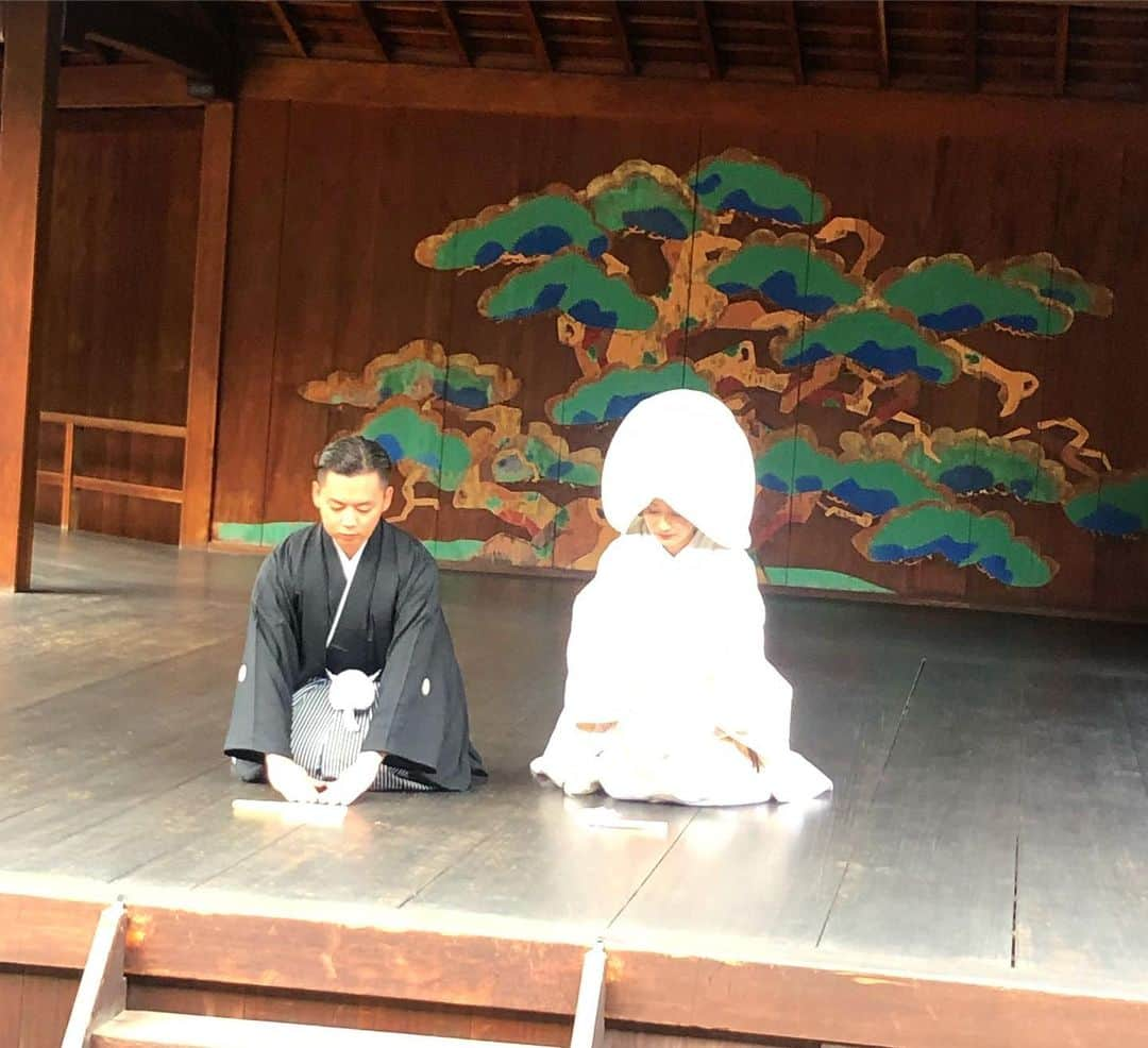 DJ JUICYさんのインスタグラム写真 - (DJ JUICYInstagram)「中学からの友達の結婚式へ... ㊗️🤵👰🏯🙌✨ 岡山城バックにみんなで📸❤️ みんなとはもう、、、20年以上の付き合いになるのか🤔 久しぶりに会って、ママになっても、みんな集まれば昔と変わらない☺️💙 相変わらずうるさい🤣(じゃろ〜じゃな〜ほんまによん〜) 癖が強い🍑❗️ 笑いが絶えない時間でした😆💚🙌 それにしても白無垢姿が似合いすぎてるメグ🥰👘🏯 新郎新婦入場の時は涙が出た...😭✨けど、、その2分後には、、、写真⑦枚目から➡️ ♪タラーーー ン♪ 花嫁アウトー👍💥 ケツバットのや〜つ笑🤣🤣🤣🤣 壺に入ってしまう🏺😝 それもまた可愛かったょ😚💓✨ #結婚 #令和婚 #白無垢  #花嫁 #岡山城 #岡山後楽園」10月28日 7時57分 - dj_juicy0912