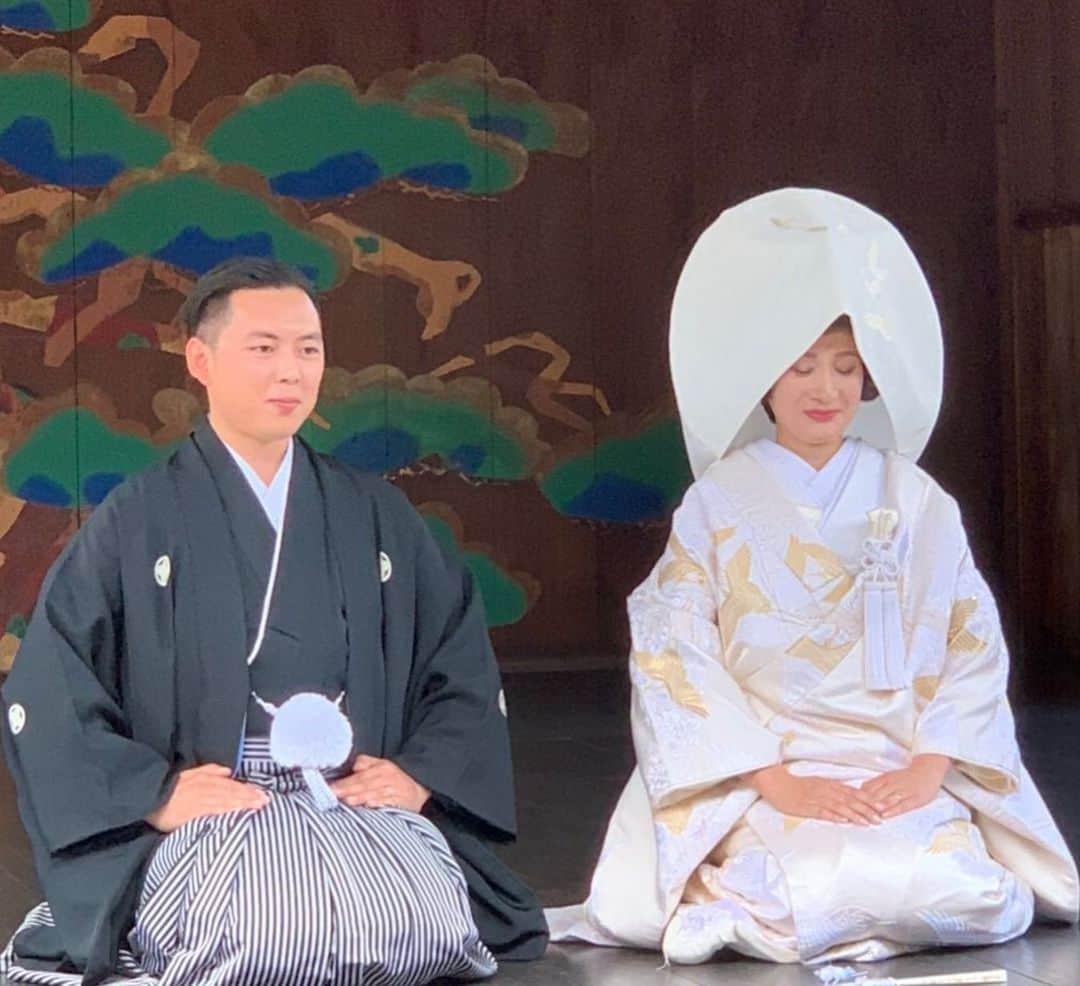 DJ JUICYさんのインスタグラム写真 - (DJ JUICYInstagram)「中学からの友達の結婚式へ... ㊗️🤵👰🏯🙌✨ 岡山城バックにみんなで📸❤️ みんなとはもう、、、20年以上の付き合いになるのか🤔 久しぶりに会って、ママになっても、みんな集まれば昔と変わらない☺️💙 相変わらずうるさい🤣(じゃろ〜じゃな〜ほんまによん〜) 癖が強い🍑❗️ 笑いが絶えない時間でした😆💚🙌 それにしても白無垢姿が似合いすぎてるメグ🥰👘🏯 新郎新婦入場の時は涙が出た...😭✨けど、、その2分後には、、、写真⑦枚目から➡️ ♪タラーーー ン♪ 花嫁アウトー👍💥 ケツバットのや〜つ笑🤣🤣🤣🤣 壺に入ってしまう🏺😝 それもまた可愛かったょ😚💓✨ #結婚 #令和婚 #白無垢  #花嫁 #岡山城 #岡山後楽園」10月28日 7時57分 - dj_juicy0912