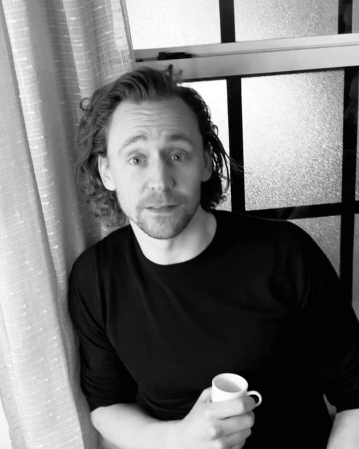 トム・ヒドルストンのインスタグラム：「Wednesday night is around the corner. Keep an eye on @betrayalbwy for a big Halloween surprise. 🎃 #BetrayalBroadway」