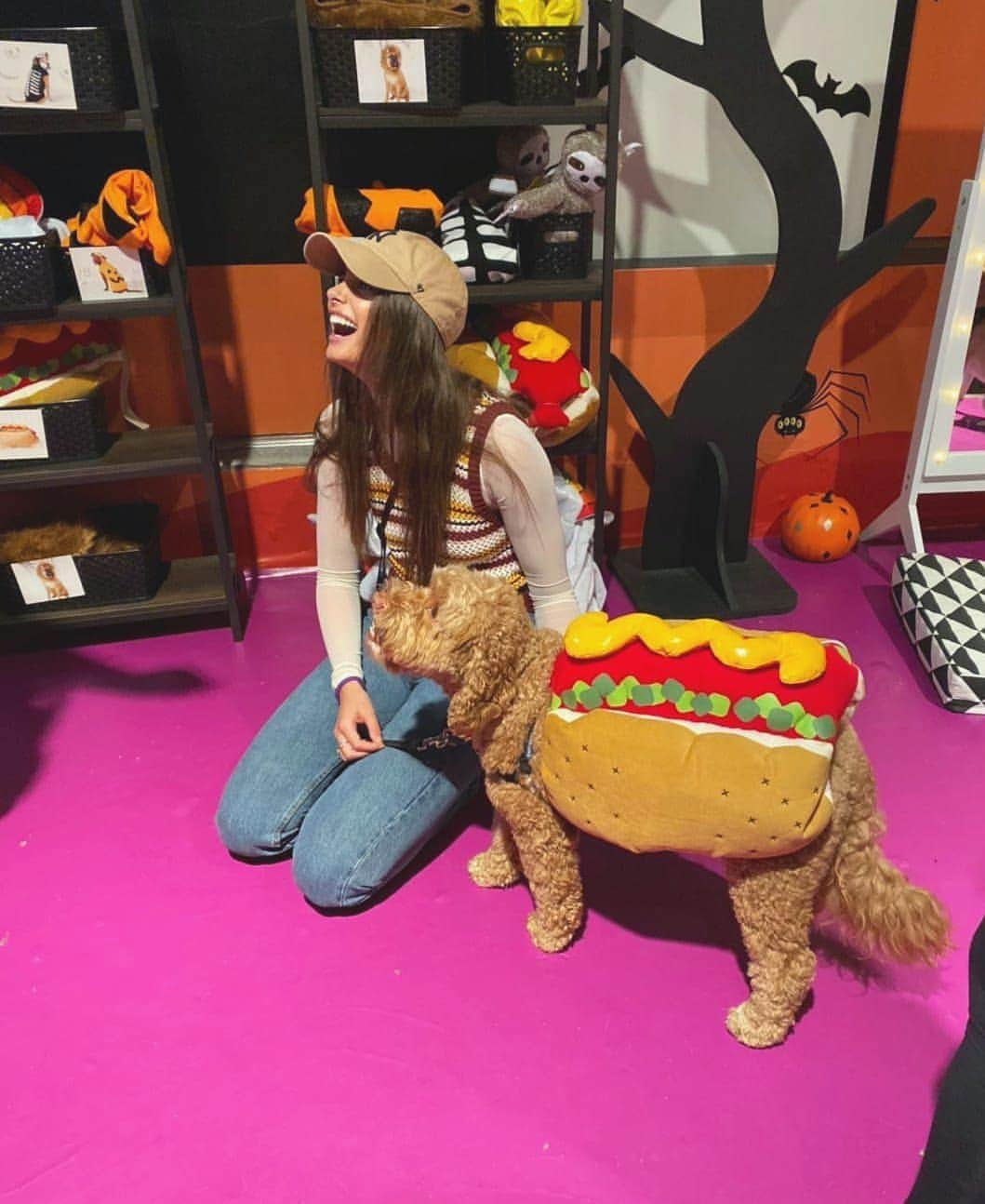 テイラー・ヒルさんのインスタグラム写真 - (テイラー・ヒルInstagram)「Best. Dog. Day. Ever. 🐶🌭😂」10月28日 7時24分 - taylor_hill