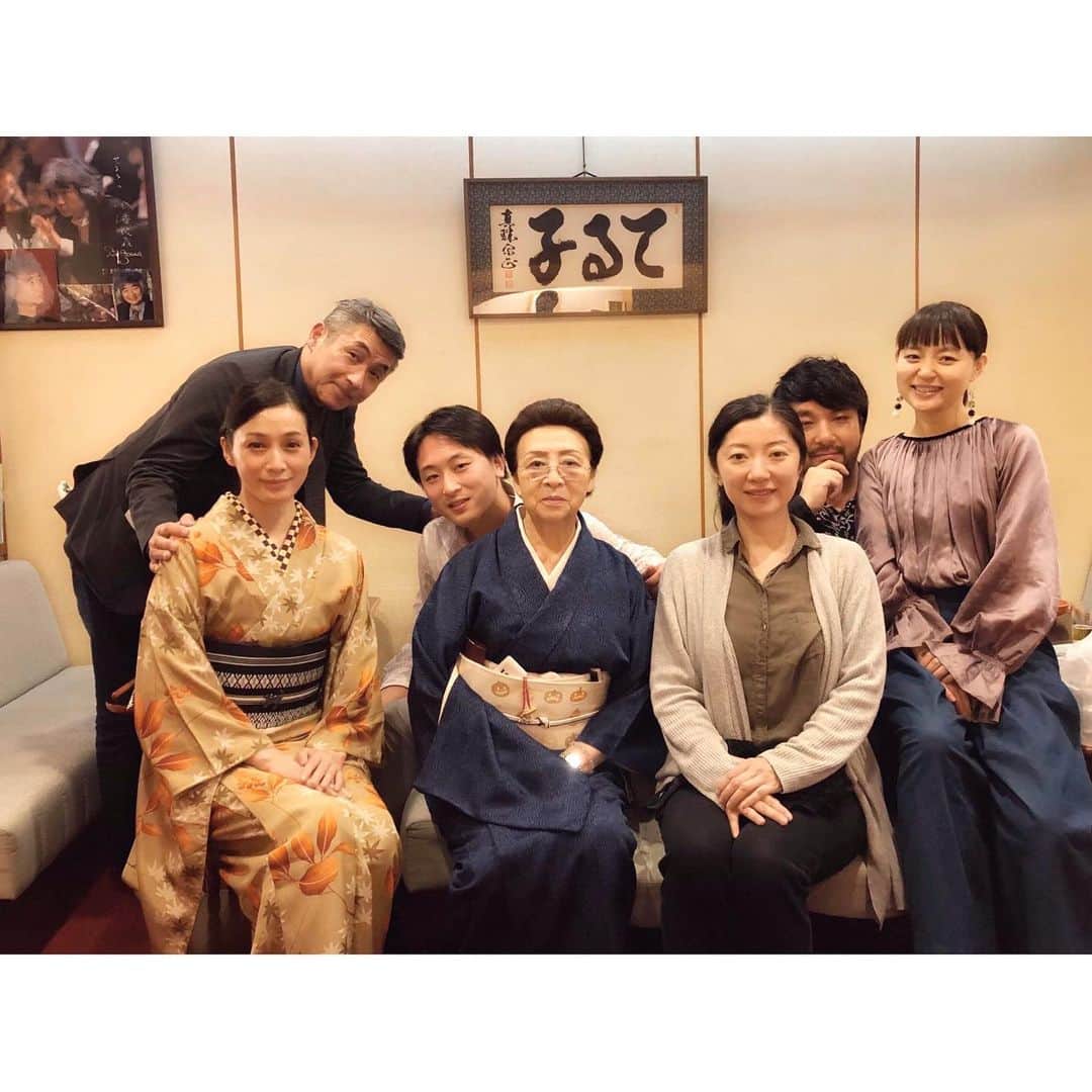 竹中友紀子のインスタグラム：「#アンティーク着物  京都源鳳院さんにて開催されたパリでクリエイティブ活動をしながら瞑想ヒーリングマスターとしてもご活躍の田村愛さんの瞑想レッスンに参加してまいりました。 初の瞑想体験でしたが、普段の生活ではなかなか作ることができないただただひたすらに自分と向き合い、対話する時間。始めた瞬間から無自覚に込み上げる激しい感情。涙が次々と溢れ出し、不思議な感覚を味わいました。 写真はレッスン後に訪れた祇園てる子にて、てる子さん、源鳳院の女将由紀子さん @katohyukico はじめ、今回お世話になったみな様と。 2枚目は瞑想レッスン後にいただいた、今回ご一緒だった薬膳料理研究家の青山有紀さん @yukiaoya お手製のナツメわらび餅。 ✨ ユキだらけの会でした(^^;;」