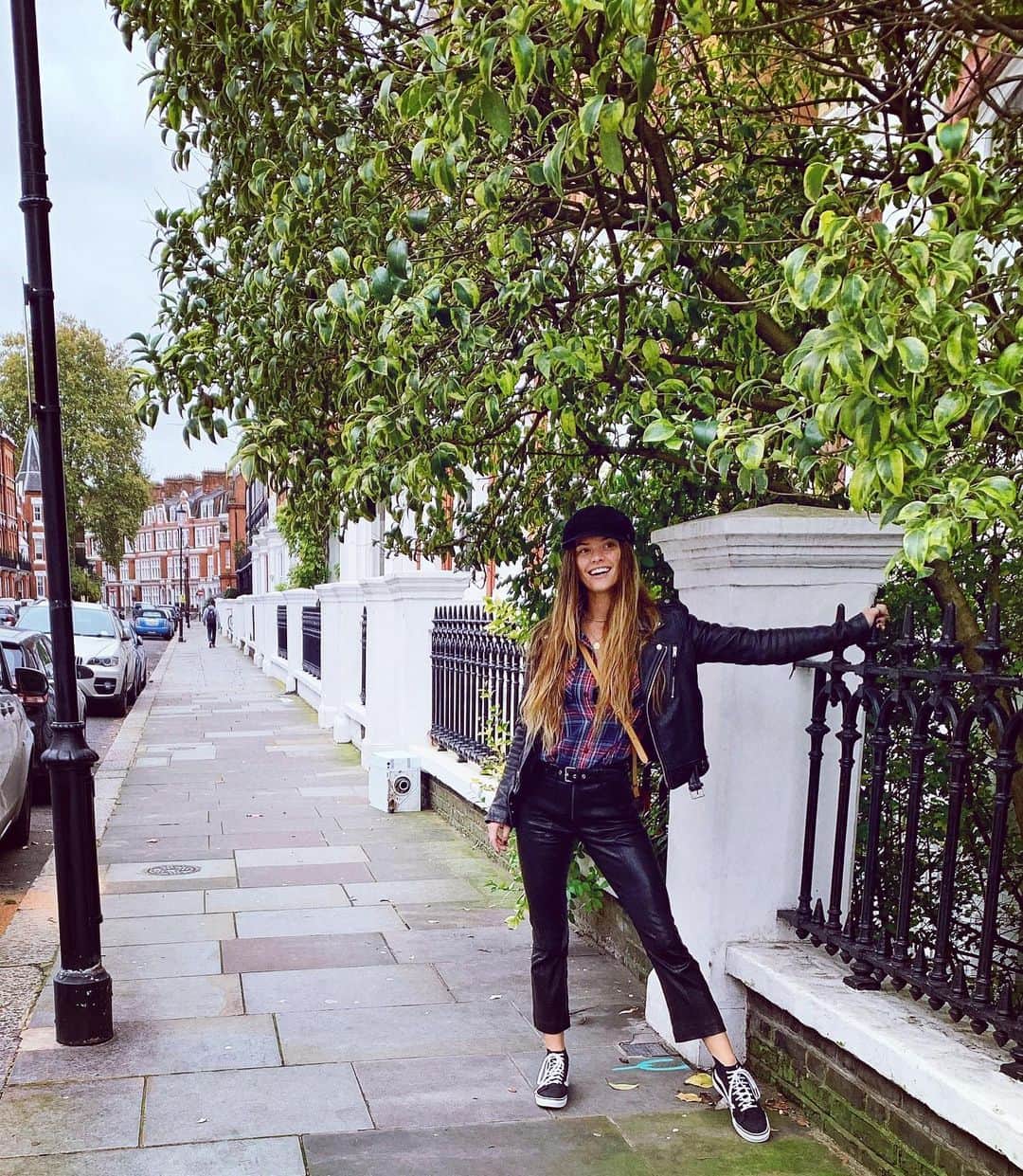 ニーナ・アグダルのインスタグラム：「The fact that my hair looks as long as my legs make me question whether my legs are really that short or my hair is really that long」