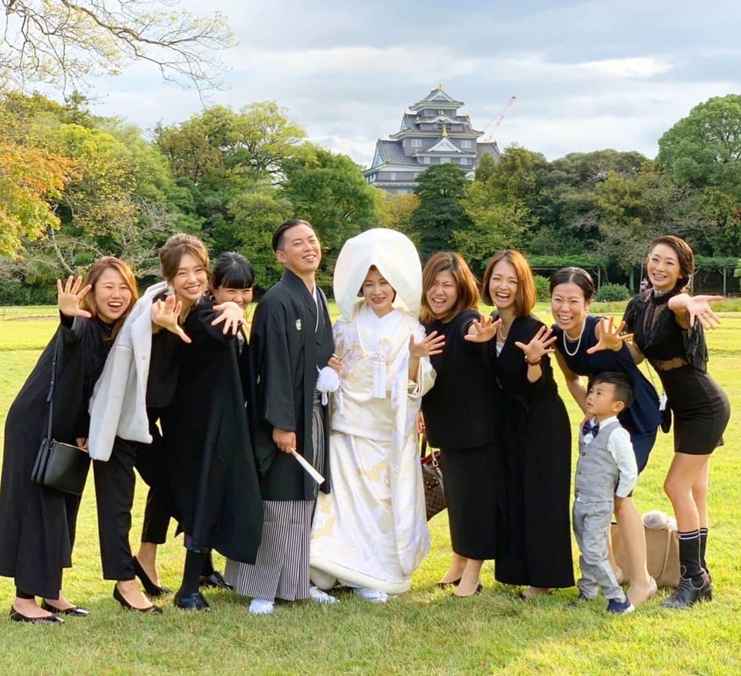DJ JUICYのインスタグラム：「中学からの友達の結婚式へ... ㊗️🤵👰🏯🙌✨ 岡山城バックにみんなで📸❤️ みんなとはもう、、、20年以上の付き合いになるのか🤔 久しぶりに会って、ママになっても、みんな集まれば昔と変わらない☺️💙 相変わらずうるさい🤣(じゃろ〜じゃな〜ほんまによん〜) 癖が強い🍑❗️ 笑いが絶えない時間でした😆💚🙌 それにしても白無垢姿が似合いすぎてるメグ🥰👘🏯 新郎新婦入場の時は涙が出た...😭✨けど、、その2分後には、、、写真⑦枚目から➡️ ♪タラーーー ン♪ 花嫁アウトー👍💥 ケツバットのや〜つ笑🤣🤣🤣🤣 壺に入ってしまう🏺😝 それもまた可愛かったょ😚💓✨ #結婚 #令和婚 #白無垢  #花嫁 #岡山城 #岡山後楽園」