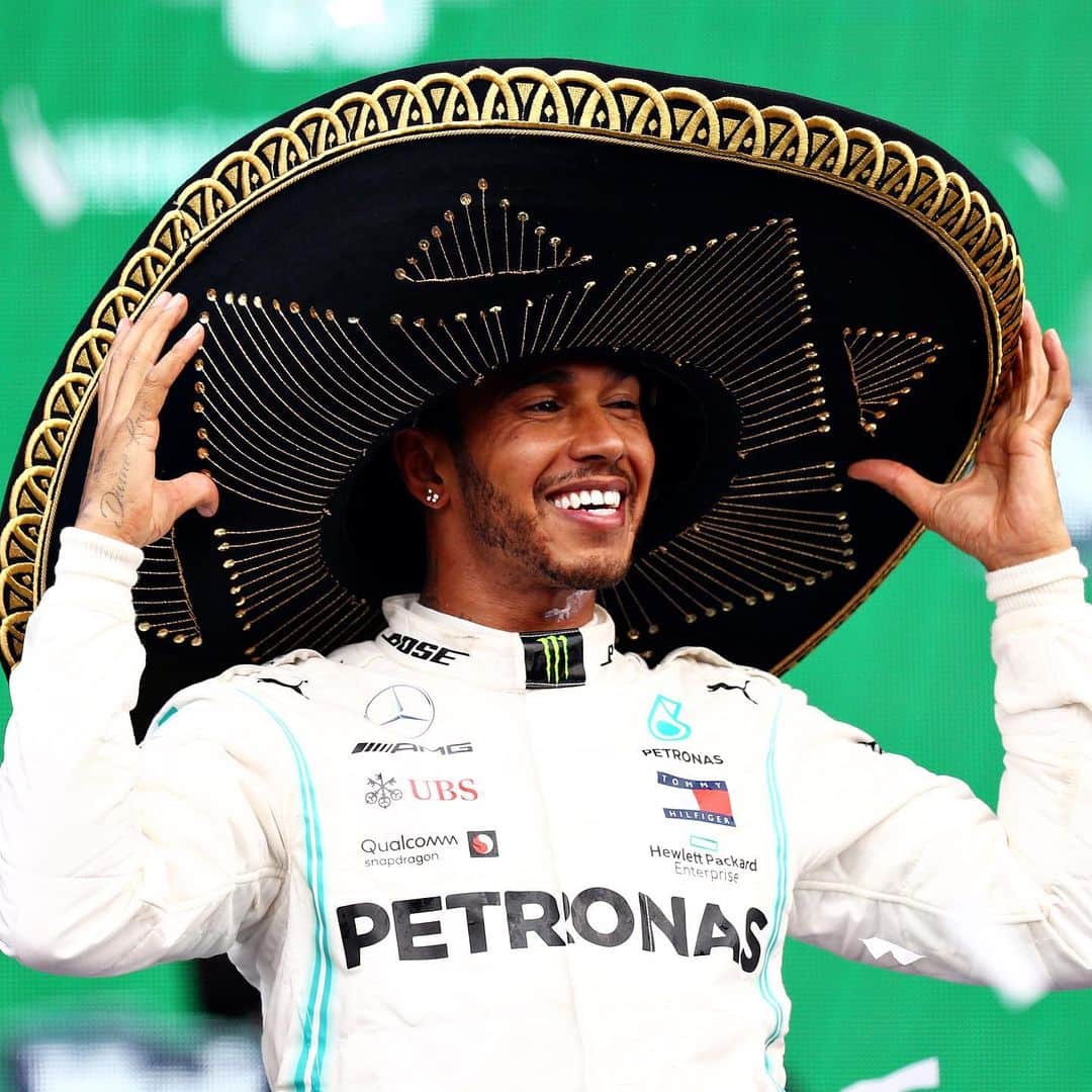 F1さんのインスタグラム写真 - (F1Instagram)「Si, Señor Lewis 😁🏆🇲🇽 .  #F1 #Formula1 #MexicoGP #Mexico #MexicoCity #LewisHamilton #Winner #MercedesAMGF1 @lewishamilton @mercedesamgf1 @mexicogp」10月28日 8時24分 - f1
