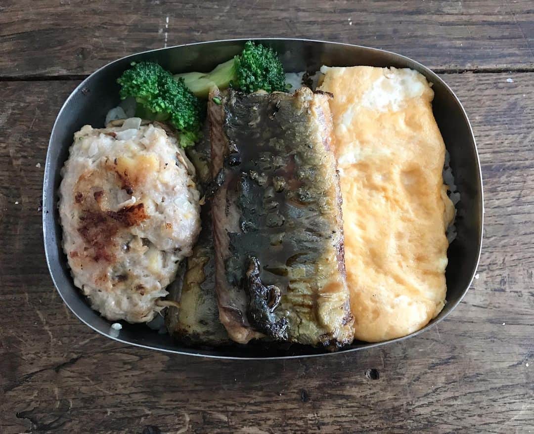 栗原友さんのインスタグラム写真 - (栗原友Instagram)「鰻弁当。先日作った松茸と貝柱のシュウマイの餡をつくねに。#tomomeshi」10月28日 8時27分 - kuri__tomo