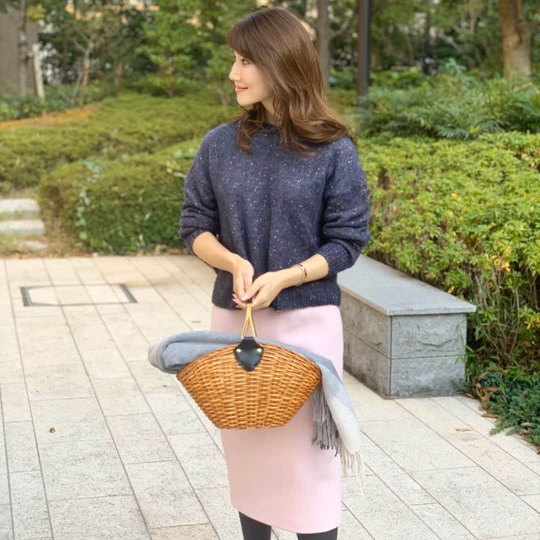 のインスタグラム：「・ ・ 10月最終週🎃 よい1週間になりますように… ・ あったか素材のＩラインスカート♡ 綺麗な発色がお気に入り･:*.:+ ・ ・ knit→#theory skirt→#lialapg  bag→#violadoro  pumps→#pellico ・ ・ #coordinate #outfit #ootd #look #style #fashion #wardrobe #instagood #instafashion #コーディネート#ファッション#ママコーデ #ママコーディネート#ママファッション」