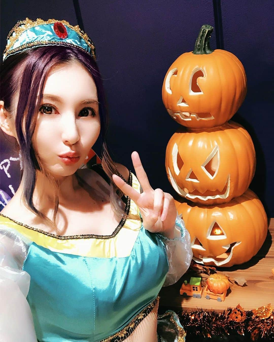 辰巳ゆいさんのインスタグラム写真 - (辰巳ゆいInstagram)「昨日は、ハロウィンパーティー🎃に来てくれたみなさーん！﻿ ありがとうございました！！　﻿ ﻿ 今年も、くりりんとみくちゃん来てくれたよん💗﻿ 2人で幼稚園児♪﻿ 可愛過ぎた😍﻿ ﻿ 私は、ジャスミンになりましたっ💕﻿ ﻿ アラジンのコスプレしてくれた方もいたー꒰ ॢö৺ö ૢ๑꒱わーい﻿ ﻿ 今年もみんなのコスプレ楽し過ぎた🧡﻿ ﻿ いっぱい笑って今年のハロウィンも楽しかった♪﻿ みんな！ありがとうーー😊😊﻿ 楽しくて、あっという間に時間が過ぎてしまって、時間足りないー！ってなっちゃったね💦﻿ 最後は、バタバタしちゃってごめんねー笑﻿ ﻿ ﻿ ハロウィンは、平和にやりたいですね笑笑﻿ ﻿ ﻿ 最後の写真は、マット加工に挑戦してみたけど…﻿ 難しいね💦﻿ ﻿ ﻿ ﻿#ハロウィンパーティー #ハロウィン　#イベント　#チームゆいぴょん　#くりりん　#みくちゃん　#楽しかった！　#ありがとう　#コスプレ　#ジャスミン　#マット加工　#matt加工 #難しい」10月27日 23時35分 - yuitatsumi