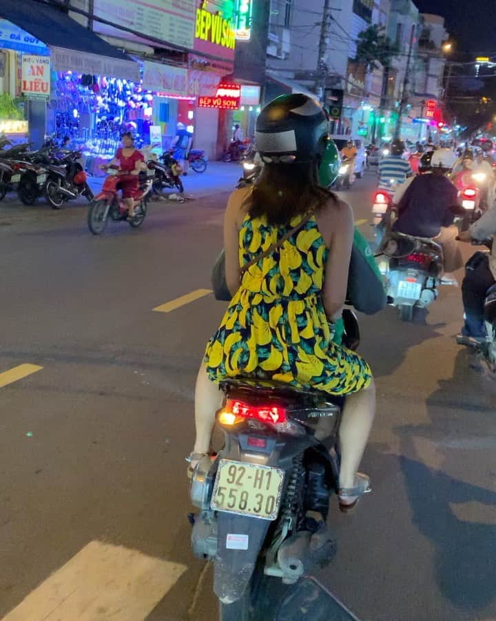 矢部あやのインスタグラム：「GrabっていうUberみたいなアプリでバイク移動したのめっちゃ面白かった。  一台ずつ乗ったら、私の乗ってたバイクが途中から全然違うところ向かってて、一歩間違ったら異国の地で迷子になるところだったけど、無事合流出来たから良い思い出。  このバナナワンピはハン市場で買った🍌  絶対日本で着ない服も旅先なら全然気にならない。  #grabbike #đànẵng #danang #danangtrip  #グラブバイク #グラブバイクで移動 #ダナン #ダナン旅行 #ベトナム」