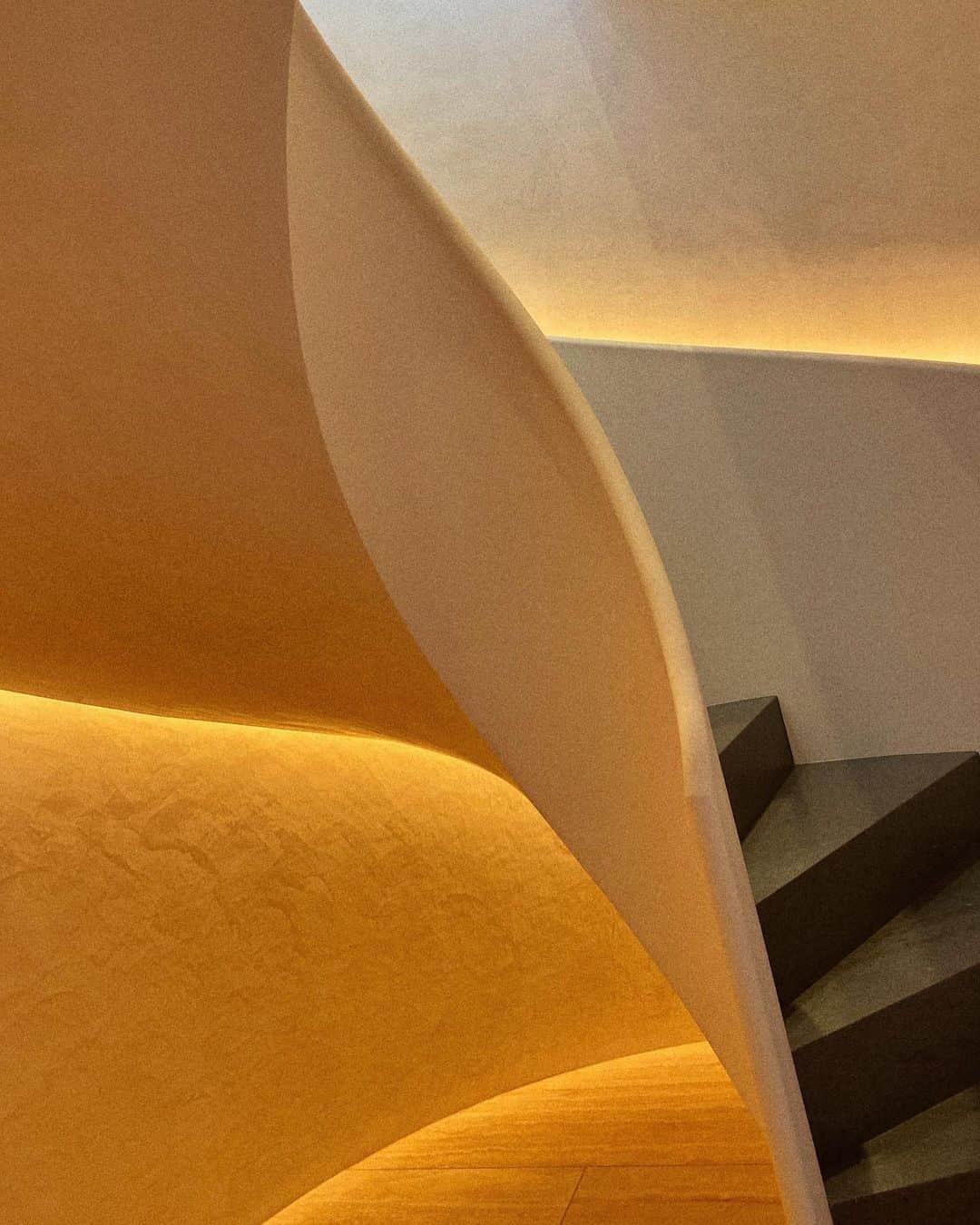 ギャランス・ドレのインスタグラム：「Such a graceful staircase at the new @editionhotels in WeHo. Apparently, it leads to the spa 🤤」