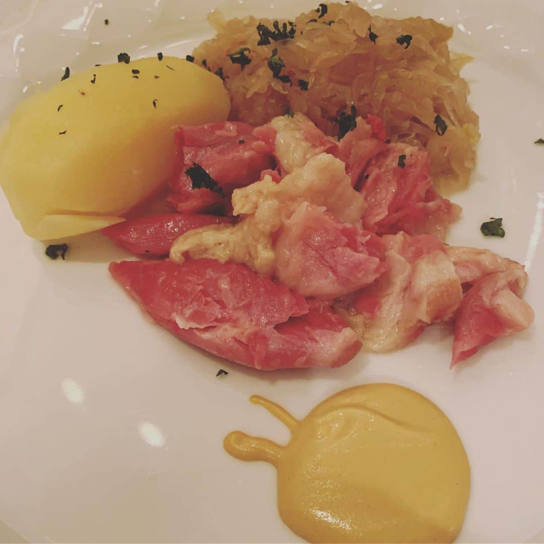 田中ウルヴェ京さんのインスタグラム写真 - (田中ウルヴェ京Instagram)「ドイツ料理 ツムアインホルン 数日前の楽しい会食。 メインとデザートだけご紹介。 オススメ。」10月27日 23時35分 - miyako.tanaka.oulevey