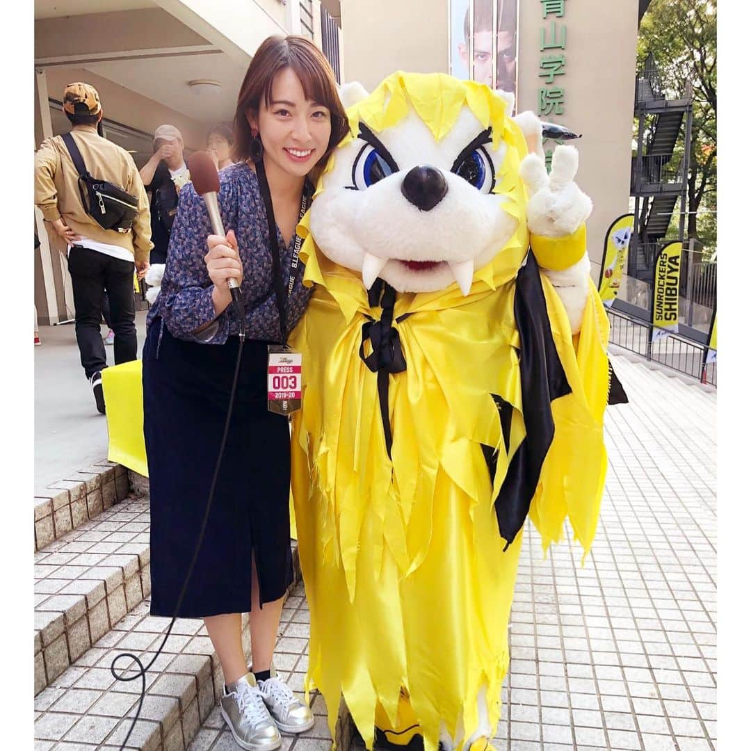 今井麻椰さんのインスタグラム写真 - (今井麻椰Instagram)「今節は2日間渋谷ホームに💛🏀 サンディーと今シーズン初絡みなのに、またボコボコにされた🤦‍♀️笑 . 両チーム共に、これまでとは違った伸び代をたくさん感じる良き戦いでした☺️🔥 . #Bリーグ #bleague #Bリーグ観戦 #バスケットボール #basketball #サンロッカーズ渋谷 #川崎ブレイブサンダース #Bリーグマスコット #サンディー #バスケットLIVE #バスケ女子 #🏀」10月27日 23時38分 - maya_imai_124