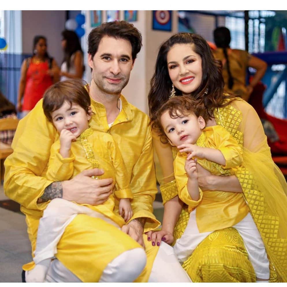 サニー・レオーネさんのインスタグラム写真 - (サニー・レオーネInstagram)「So nice to be a matching family with @dirrty99 for Diwali!! Outfit: @reetiarneja Accessories: @curiocottagejewelry Styled by @hitendrakapopara Styling Asst @shiks_gupta25 & @sameerkatariya92」10月27日 23時54分 - sunnyleone