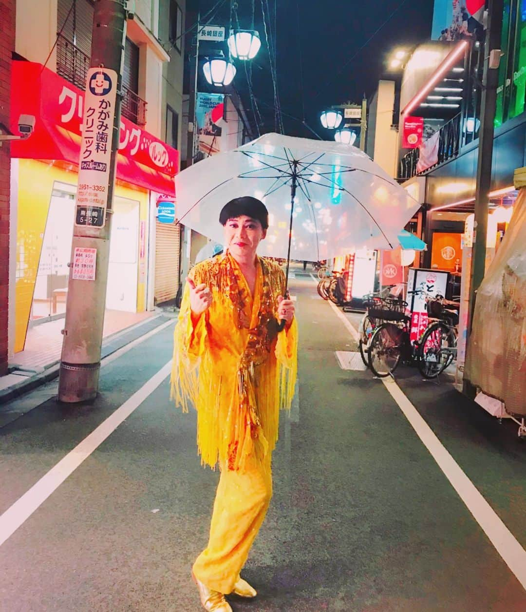 美川憲二さんのインスタグラム写真 - (美川憲二Instagram)「美川が商店街に出没よ〜✨✨✨ しかもビニール傘さして〜😄☔️💦💦　笑。笑。 #東長崎 #長崎銀座商店街  #商店街に出没 #ビニール傘をさす美川 #美川憲二 #ものまね」10月27日 23時54分 - mikawakenji