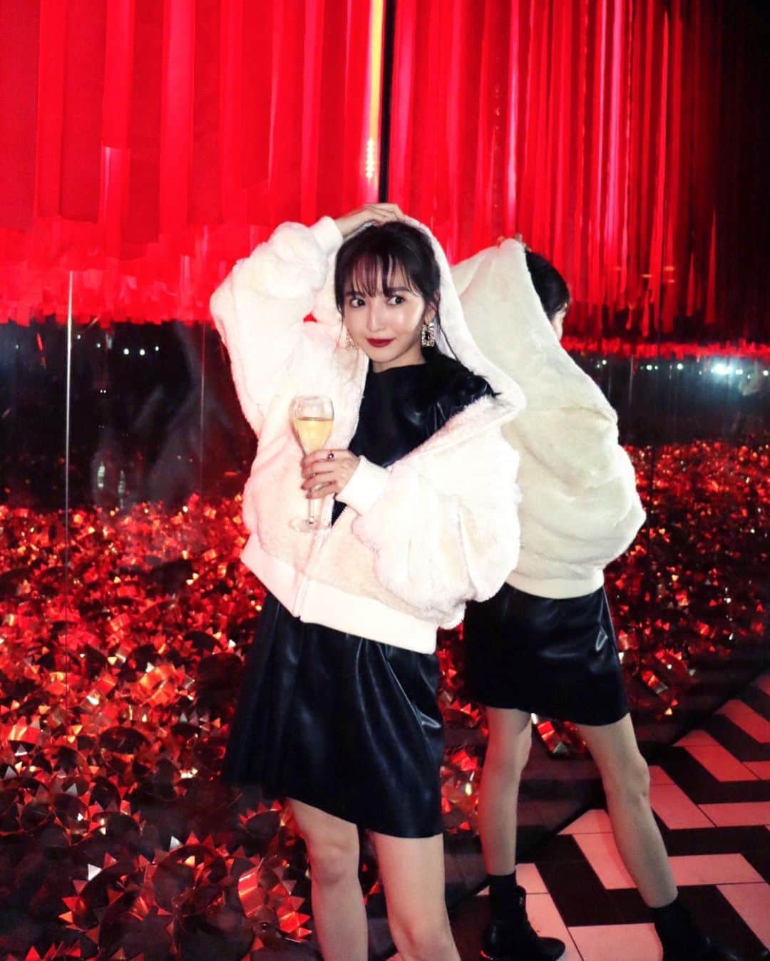 平木愛美のインスタグラム：「🌹🎃🦇 Veuve Clicquot Yelloween🥂  パーティ仕様なレザーのワンピースに、この日はとっても寒かったのでもこもこのアウターを初おろした💕 #愛美ふく  大好きなちえみちゃんと、かれんちゃんと☺︎ 普段はなかなか訪れない夜の六本木で、帰りにバーによったりして、安定のアリエルとパプリカを歌いながらひたすらポップコーンを食べた🍿🧜‍♀️👩‍🦰笑 そんな日も楽しかったです🌜  このメンバーで先日はJOKERも観に行った〜🤡🔫💥 @veuveclicquot  #veuveclicquot  #yelloween  #liveclicquot  #ヴーヴクリコ」