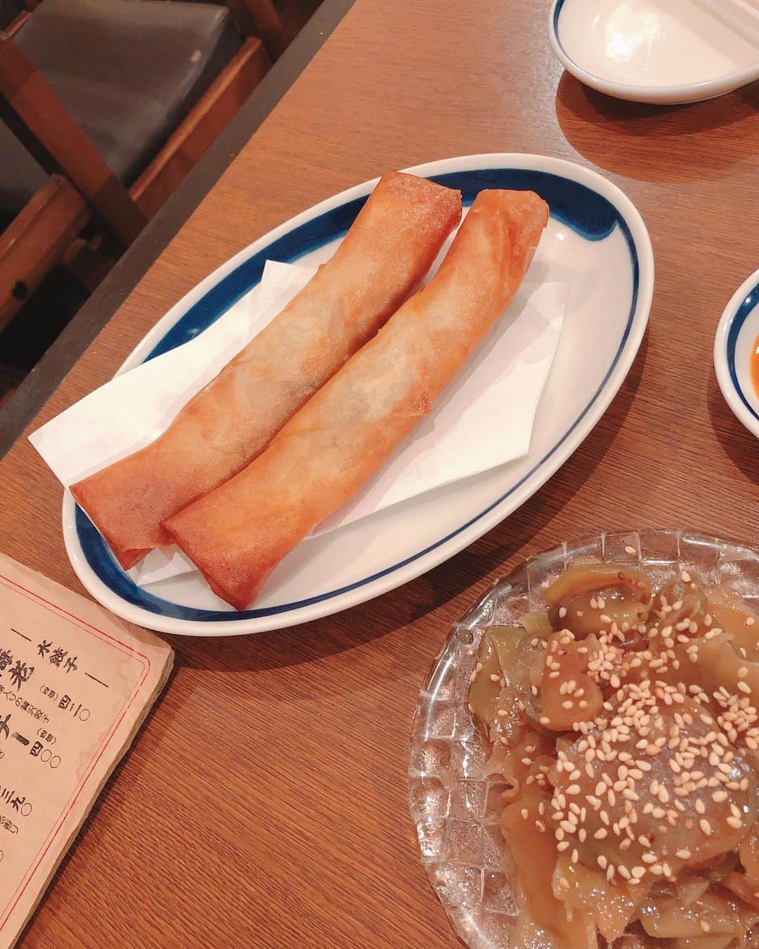 山下莉奈さんのインスタグラム写真 - (山下莉奈Instagram)「こないだ食べた餃子🥟☺️💕 皮をお店で作っていて注文してから包んで焼いてくれるみたい✨ もっちもちで美味しかった😆💓 エビとかシソの水餃子も美味しかったよ！！ また行きたい♪  #餃子 #餃子マニア」10月27日 23時56分 - rinayamashita